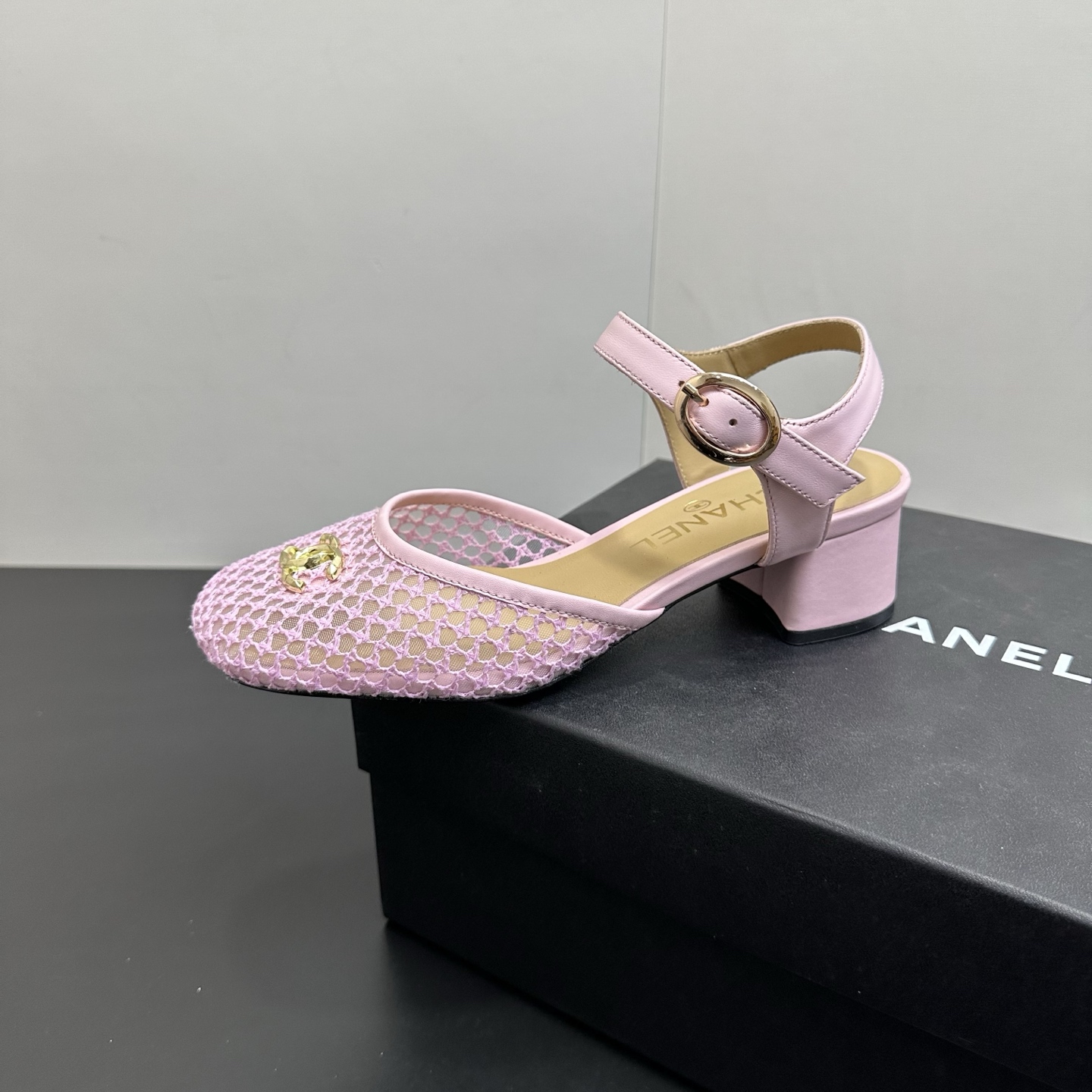 NO:706266,CHANEL Chanel Xiaoxiang's new mesh thick heel sandals, the iconic double C metal logo is embellished on the toe, which is exquisite and noble. The mesh hollow design has a sense of lightness, the square toe is matched with a thick heel, the upper foot is stable and can quietly elongate the leg line, and small people can also wear tall proportions. Multi-color mesh creates different styles, the sheepskin lining is skin-friendly and breathable, and the original molded anti-slip outsole is both beautiful and practical. Fabric Mesh sheepskin Lining sheepskin  Size 35...39 (40.41 can be customized), sandals, chanel, chanel, sandals, sheepskin19860909CHANEL香奈儿小香新品网纱粗跟凉鞋,标志性双C金属标缀于鞋头,精致又显贵气.网纱镂空设计自带轻盈感,方头搭配粗跟,上脚稳当还能悄悄拉长腿部线条,小个子也能穿出高挑比例. 多色网纱打造不同风格,羊皮内里亲肤透气,原版开模防滑大底兼顾美观与实用. 面料网纱羊皮 内里羊皮 码数35……39（40.41可定）,凉鞋,chanel,chanel,sandals,sheepskin,Women's Shoes