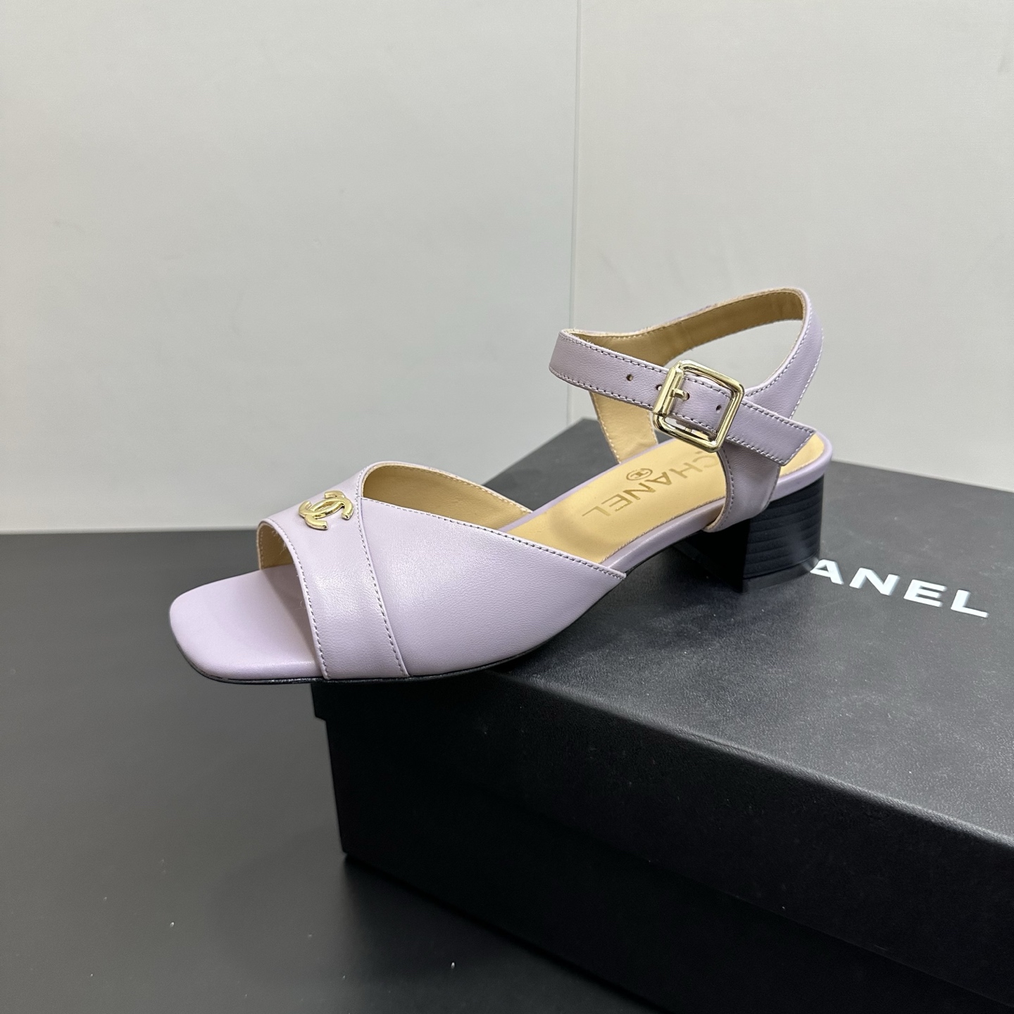 NO:706264,CHANEL Chanel's new open-toe thick-heeled sandals, the classic double C metal logo embellishes the shoe body, which is simple and yet refined. The square toe open-toe design modifies the foot shape, and the low thick heel is stable for walking without tiring the feet. It can be easily held in daily street or workplace wear. Multiple colors are available to meet different matching needs. The delicate sheepskin material is skin-friendly and breathable. The original open-molded non-slip outsole is both beautiful and practical. Fabric Sheepskin Lining Sheepskin  Size 35...39 (40.41 can be customized), sandals, chanel, chanel, sandals, sheepskin19860909CHANEL香奈儿小香新品露趾粗跟凉鞋,经典双C金属标点缀鞋身,简约又不失精致感.方头露趾设计修饰脚型,低粗跟走路稳当不累脚,日常出街或职场穿搭都能轻松hold住. 多色可选满足不同搭配需求,细腻羊皮材质亲肤透气,原版开模防滑大底兼顾颜值与实用. 面料羊皮 内里羊皮 码数35……39（40.41可定）,凉鞋,chanel,chanel,sandals,sheepskin,Women's Shoes