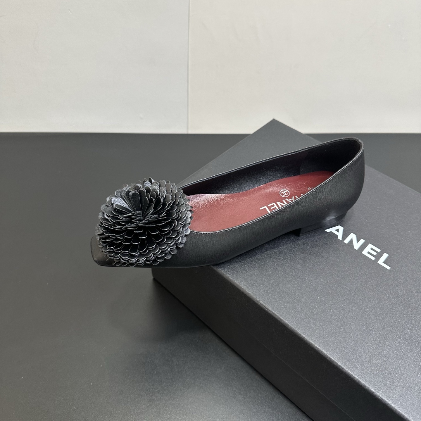 NO:706260,CHANEL Chanel's floral flat shoes are so heartwarming!  The gold and silver models with metallic luster are full of elegance, while the black and white basic models are simple and advanced. The three-dimensional flower decoration on the toe instantly lights up the shape and adds a sense of sophistication. The pointed toe design quietly elongates the foot shape, and the soft soles are not tired when walking. The red lining also adds a touch of retro charm. Pairing with a small dress is the focus of the dinner, and jeans are sweet and cool. French elegance and casual fashion can be switched with one click. Who can not love this pair of beautiful and comfortable shoes!  Sheepskin upper, sheepskin lining/insole, genuine leather sole, size 35-39 (set at 40.41), single shoes, chanel, chanel, flats, skirts, jeans, sheepskin19860909CHANEL香奈儿小香风这款花朵平底鞋单鞋也太戳心了！金属光泽的金银款贵气满满,黑白基础款简约又高级,鞋头立体花朵装饰瞬间点亮造型,精致感拉满.尖头设计悄悄拉长脚型,软乎乎的鞋底暴走都不累,红内衬还添了丝复古韵味.搭小礼裙是晚宴焦点,配牛仔裤又甜又酷,法式优雅和随性时髦一键切换,这双美貌与舒适并存的神仙鞋子,谁能不爱！ 鞋面羊皮 内里/鞋垫羊皮 鞋底真皮底 码数35-39（40.41定）,单鞋,chanel,chanel,flats,skirts,jeans,sheepskin,Women's Shoes