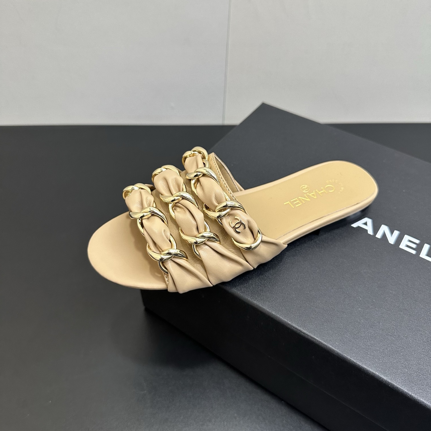 NO:706258,Chanel 25B Xiaoxiang Large Chain Flat Sandals. Versatile sandals that you won’t get tired of wearing. A super classic style that is both casual and refined. It has a well-balanced temperament. This spring and summer is a great treasure!  Chain sandals are a big hit this year. We have been impressed by their beauty. They are casual and natural, and they have the classic domineering style of Xiangjia. From the leather to the hardware, they are full of high-end feeling. They are comfortable and fashionable on the feet!  Sheepskin upper, sheepskin lining, high heels and flat soles, Italian genuine leather outsole, size 35-39 (40.41. Customized, non-refundable), slippers, chanel, chanel, sandals, slippers, sheepskin, Leather soles19860909Chanel 25B 小香大链条平底凉拖鞋 穿不腻的百搭凉拖 超经典的一款 休闲中带着精致 气质拿捏稳妥 今年春夏绝美加分宝藏！ 链条凉鞋今年的大爆款,已被它的美貌折服得随性自然 ,又有香家经典的霸道,从皮质到五金满满的高级感 ,上脚舒适又洋气！ 鞋面羊皮 内里垫脚羊皮 高跟平底 鞋底意大利真皮大底 码数35-39（40.41.定做不退换）,拖鞋,chanel,chanel,sandals,slippers,sheepskin,Leather soles,Women's Shoes