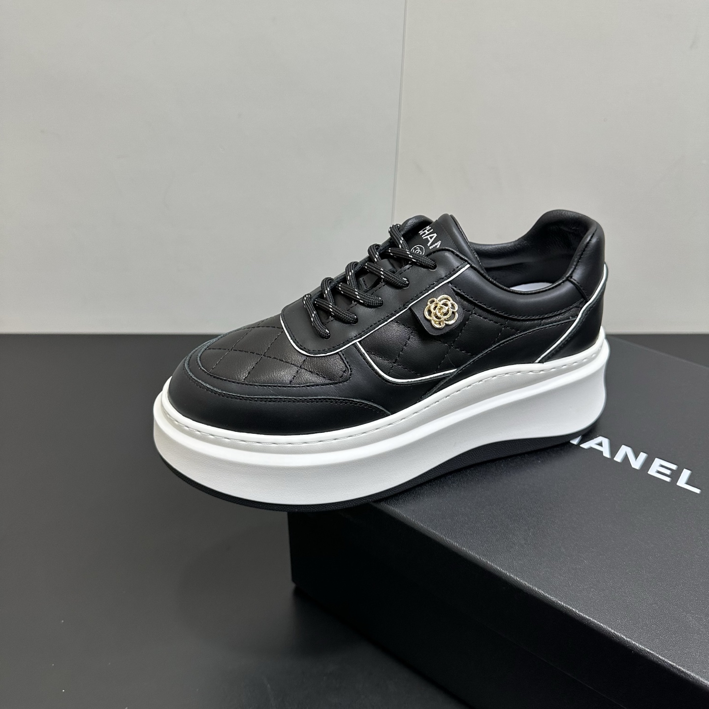 NO:706256,Chanel Chanel 26SS latest white shoes casual sports shoes skate shoes original purchase development and production Xiaoxiang C home counter another super hot style, the love of Internet celebrity bloggers and ladies, various praises on social platforms, super popular and super high quality, breathable and super spring and summer, seeing this issue always arouses the inner desire of fashion in girls. The latest calfskin material, classic black and white color matching, very fashionable on the feet, easy to care for #Fabric: Original customized imported cowhide  # inner sheepskin # Sole original molded TPU non-slip outsole Size: 35-39 (40 set), casual shoes/sports shoes, chanel, chanel, chanel, sneakers, cowhide, sheepskin19860909Chanel香奈儿26SS最新款小白鞋 休闲 运动鞋 滑板鞋 原版购入开发做货 小香 C家 专柜又一超级大爆款,网红博主小姐姐们的挚爱,社交平台的各种夸赞,人气超高质感透气超级春夏,看到这期总能唤起少女内心对时髦的诉求 最新小牛皮材质 经典黑白配色 上脚时髦感十足 容易打理 #面料:原版定制进口牛皮 #内里羊皮 #鞋底原版开模TPU防滑大底 尺码 : 35-39 (40定),休闲鞋/运动鞋,chanel,chanel,chanel,sneakers,cowhide,sheepskin,Women's Shoes