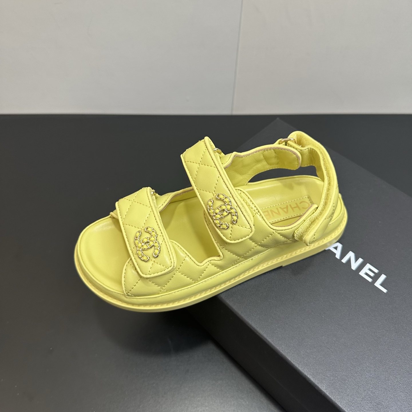 NO:706251,Chanel Chanel Xiaoxiang 25P Velcro beach sandals. This series of sandals from Grandma Xiang has super style and good looks!  It is full of retro vintage style. It was out of stock as soon as it was launched, and is favored by many celebrities. Decorated with double C diamond metal buckles, it adds a sense of luxury. The buckle design is easy to put on and take off, and the thick-soled style is fashionable and comfortable, making it easy to attract attention when going out in summer. The upper is original sheepskin. Sheepskin lining, private molded double C metal buckles, original rubber sole Size: 35-39 (40  41customized),slippers,sandals,chanel,chanel,sandals,slippers,sheepskin19860909Chanel 香奈儿小香25P魔术贴沙滩凉鞋  香奶奶这系列凉鞋,款式颜值超高！满满复古vintage风.一上市就断货,受到众多红人青睐. 双C钻石金属扣装饰,奢华感拉满.搭扣设计方便穿脱,厚底款式时尚又舒适,夏日出街轻松吸睛.  鞋面为原版羊皮.羊皮内里,私模双C金属扣 原版橡胶底 Size: 35-39 (40 41订做),拖鞋凉鞋,chanel,chanel,sandals,slippers,sheepskin,Women's Shoes