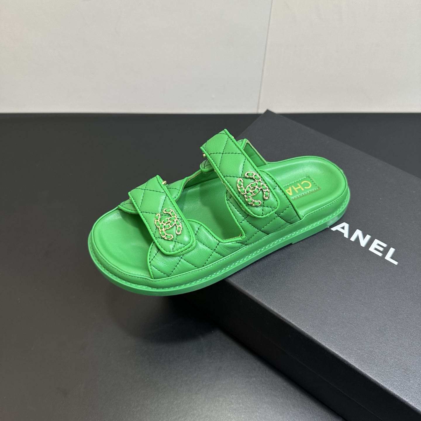 NO:706254,Chanel Chanel Xiaoxiang 25P Velcro Beach Slippers. This series of sandals by Xiangnan is super stylish and beautiful!  It is full of retro vintage style. It was out of stock as soon as it was launched, and is favored by many celebrities. Decorated with double C diamond metal buckles, it adds a sense of luxury. The buckle design is easy to put on and take off, and the thick-soled style is fashionable and comfortable, making it easy to attract attention when going out in summer. The upper is original sheepskin. Sheepskin lining, private molded double C metal buckles, original rubber sole Size: 35-39 (40  41customized),slippers,sandals,chanel,chanel,sandals,slippers,sheepskin19860909Chanel 香奈儿小香25P魔术贴沙滩拖鞋  香奶奶这系列凉鞋,款式颜值超高！满满复古vintage风.一上市就断货,受到众多红人青睐. 双C钻石金属扣装饰,奢华感拉满.搭扣设计方便穿脱,厚底款式时尚又舒适,夏日出街轻松吸睛.  鞋面为原版羊皮.羊皮内里,私模双C金属扣 原版橡胶底 Size: 35-39 (40 41订做),拖鞋凉鞋,chanel,chanel,sandals,slippers,sheepskin,Women's Shoes