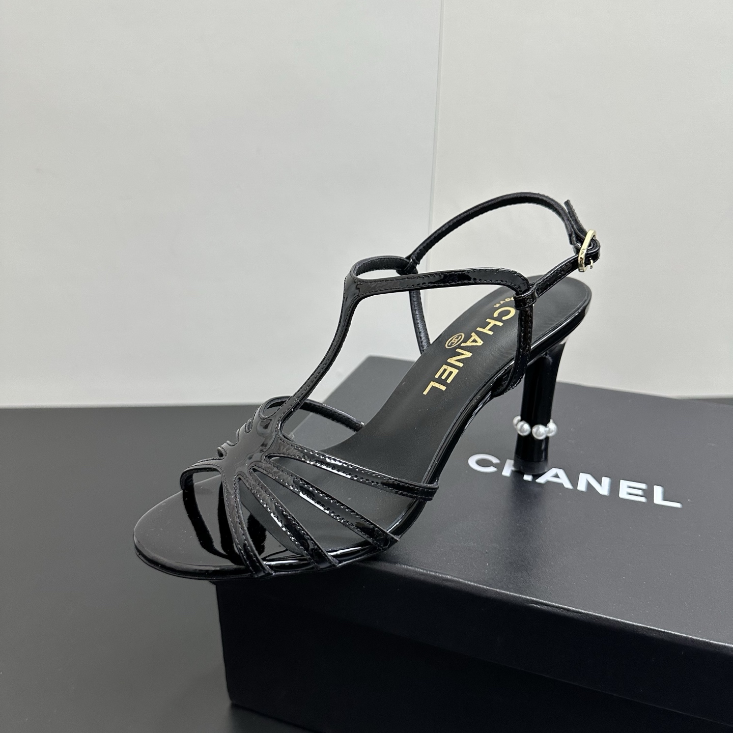 NO:706249,CHANEL Chanel Xiaoxiang classic pearl heel thin strap high-heeled sandals. The classic thin strap shape is matched with pearl heels, elegant and smart, and perfectly interprets Chanel's French exquisite aesthetics. Whether it is worn with a dress for an appointment or with suit pants for commuting, you can easily create an elegant atmosphere. Fabric patent leather, sheepskin lining, genuine leather outsole size 35-39 (customized for 40/41), high-heeled sandals, chanel, chanel, sandals, high heels, skirts, business  suit,sheepskin,leather soles19860909CHANEL香奈儿小香经典珍珠跟细带高跟凉鞋 经典细带造型搭配珍珠鞋跟,优雅又灵动,完美诠释香奈儿的法式精致美学 无论是搭配连衣裙赴约,还是配西装裤通勤,都能轻松拿捏优雅氛围感 面料漆皮 内里羊皮 真皮大底 size35-39（40/41定制）,高跟鞋凉鞋,chanel,chanel,sandals,high heels,skirts,business suit,sheepskin,Leather soles,Women's Shoes
