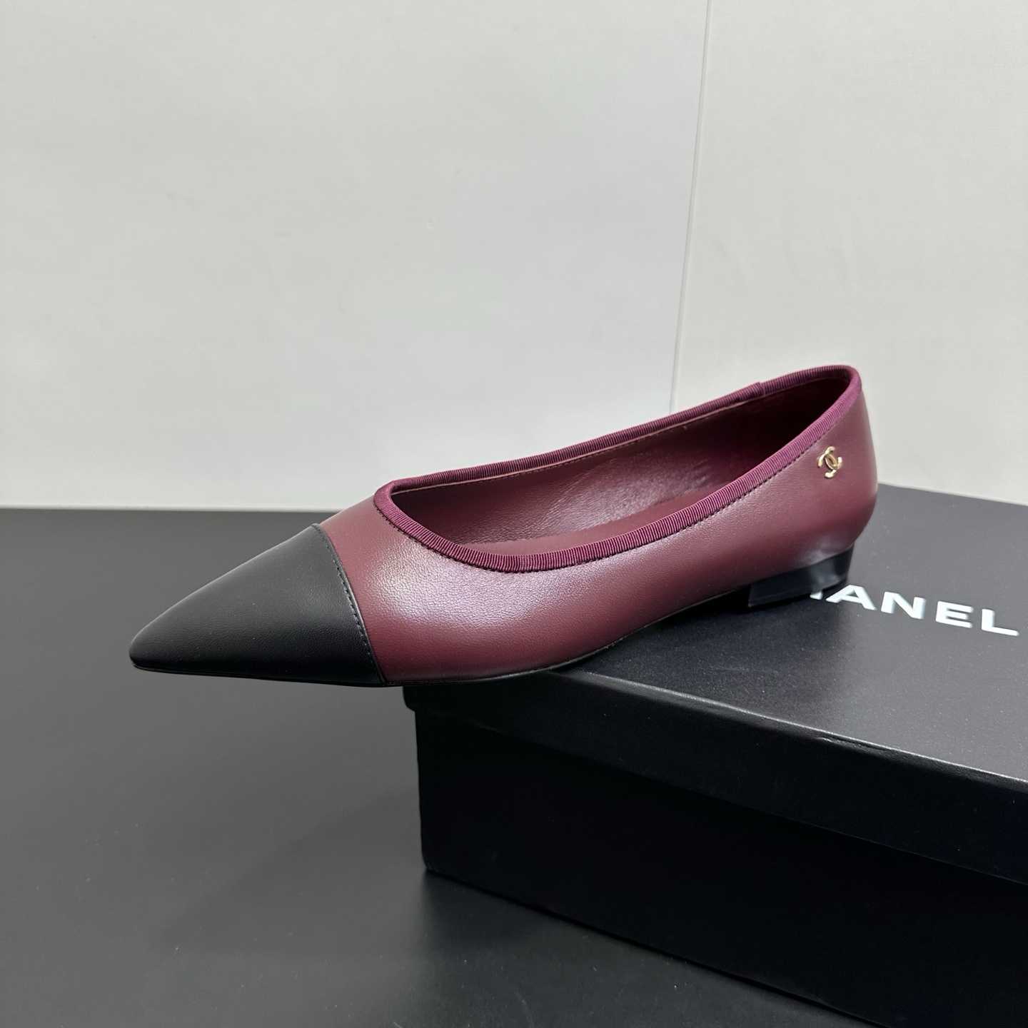NO:706248,CHANEL Chanel's small fragrance-style color-blocked pointed-toe flat shoes are also amazing!  The classic contrasting color design outlines French elegance. The colors of black and white, off-white, burgundy and black are versatile and high-end. The pointed toe shape quietly modifies the foot shape and visually makes it more slender. The soft sheepskin upper fits the foot shape, and the genuine leather outsole is soft and not tiring when walking. It is not stressful to walk around all day. It is smart and neat to wear it with suit pants for commuting, and it is gentle and romantic with a floral skirt when going out. These fairy shoes are both retro and fashionable, whoever wears them will look better!  Sheepskin upper, sheepskin lining/insole, genuine leather sole, size 35-39 (set at 40.41), single shoes, chanel, chanel, flats, skirts, business suit, sheepskin, Leather soles19860909CHANEL香奈儿小香风拼色尖头平底鞋也太绝了！经典撞色设计勾勒出法式优雅,黑白、米白、酒红黑等配色百搭又高级,尖头造型悄悄修饰脚型,视觉上更显纤长.软乎乎的羊皮鞋面贴合脚型,真皮大底走起路来软糯不累,暴走一整天都没压力.搭西装裤通勤干练利落,配碎花裙出街温柔浪漫,复古与时尚兼具的神仙单鞋,谁穿谁好看！ 鞋面羊皮 内里/鞋垫羊皮 鞋底真皮底 码数35-39（40.41定）,单鞋,chanel,chanel,flats,skirts,business suit,sheepskin,Leather soles,Women's Shoes