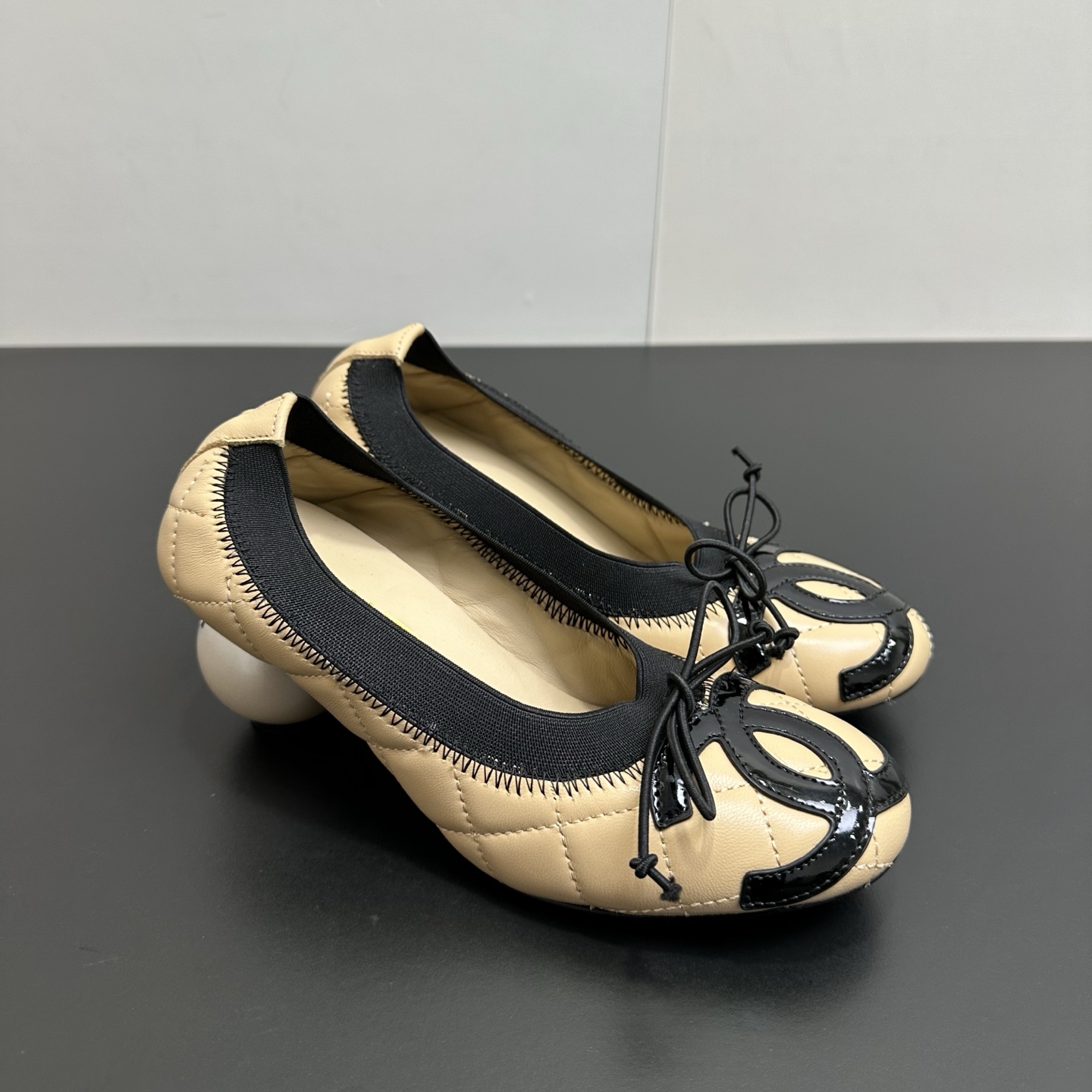 NO:706242,Chanel Xiaoxiangfeng Kangpeng special-shaped heel large pearl heel diamond ballet shoes high-heeled shoes. The double C logo collides with the diamond quilting, which is Chanel's unique elegant accent. The double C decoration on the upper is exquisite and eye-catching, and the diamond texture is full of luxury. The special-shaped ball heel design breaks the convention. The ballet shoe shape combines retro and modern, and instantly unlocks the French sophistication on the foot.  The whole sheepskin material is soft, tough and skin-friendly. The original shoe last fits the shape of the foot. The special-shaped heel takes into account both beauty and comfort. It can be easily used for commuting and parties. Made of full sheepskin + original sole, code number 35-39 (40, 41 can be customized), single shoes, chanel, chanel, sheepskin19860909Chanel 香奈儿 小香风康鹏异形跟大珍珠跟菱格芭蕾舞鞋高跟单鞋 双C标识碰撞菱格绗缝,是香奈儿独有的优雅腔调.鞋面的双C装饰精致吸睛,菱格纹肌理尽显奢华,异形球形跟设计打破常规,芭蕾舞鞋型糅合复古与摩登,上脚即刻解锁法式精致感. 全羊皮材质软韧亲肤,原版鞋楦贴合脚型,异形跟兼顾美感与舒适度,通勤、聚会都能轻松驾驭.全羊皮打造+原版底,码数35-39（40、41可定制）,单鞋,chanel,chanel,sheepskin,Women's Shoes