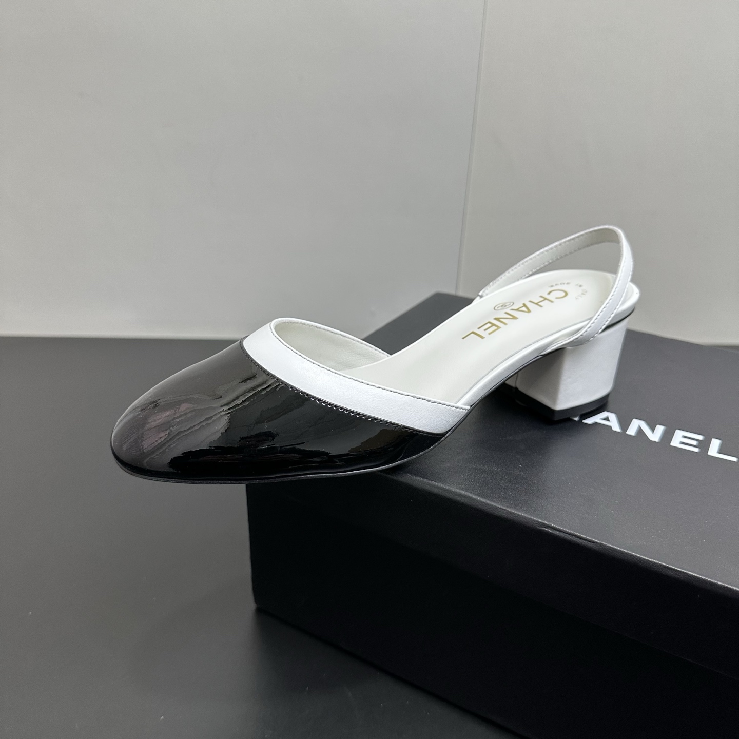 NO:706234,CHANEL small fragrant style color-blocked toe thick heel hollow sandals, classic contrasting colors with brand logo, patent leather toe cap full of texture~ The multi-color design is neat and eye-catching, the thick heel shape is both elegant and stable, the back strap fits the foot shape without rubbing, suitable for daily commuting/dates, and feels so soft that you don’t want to take it off!  Fabric Patent leather spliced ​​sheepskin, sheepskin lining, genuine leather sole, heel height 4.5cm 35-39 (set at 40.41), high heels and sandals, chanel, sandals, high heels, sheepskin19860909CHANEL小香风拼色包头粗跟中空凉鞋 经典撞色搭配品牌标识,漆皮鞋头质感拉满~ 多色拼设计利落又吸睛,粗跟造型兼顾优雅与稳当,后绊带贴合脚型不磨脚,日常通勤/约会都适配,脚感软到不想脱！ 面料漆皮拼接羊皮,内里羊皮,真皮底,跟高4.5cm 35-39（40.41定）,高跟鞋凉鞋,chanel,sandals,high heels,sheepskin,Women's Shoes