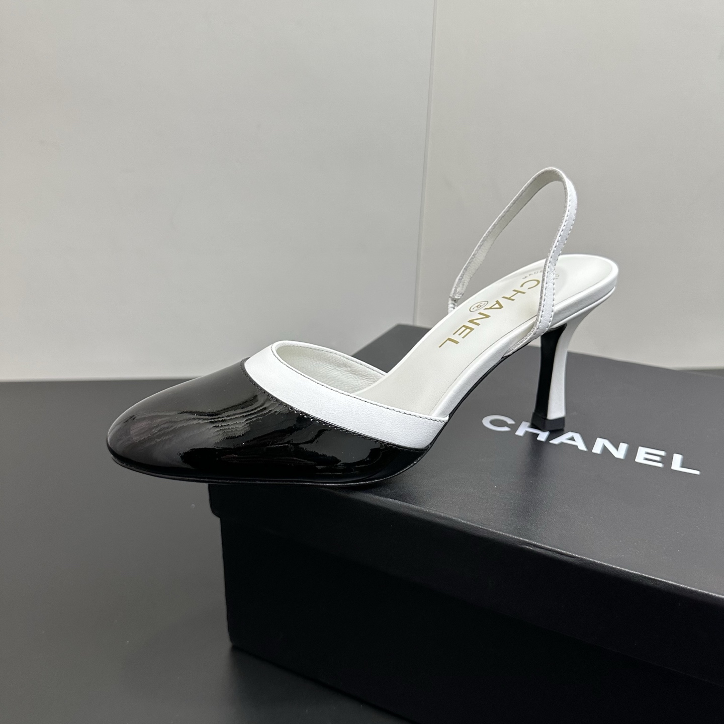 NO:706238,CHANEL small fragrant style color-blocked toe-toe stiletto high-heeled hollow sandals. Classic contrasting colors with brand logo. The patent leather toe cap is full of texture~ The multi-color design is neat and eye-catching. The thick heel shape is both elegant and stable. The back strap fits the foot shape without rubbing. It is suitable for daily commuting/dates. It feels so soft that you don’t want to take it off!  Fabric patent leather spliced ​​sheepskin, sheepskin lining, genuine leather sole, heel height 7cm 35-39 (set at 40.41), high heels and sandals, chanel, sandals, high heels, sheepskin19860909CHANEL小香风拼色包头细跟高跟中空凉鞋 经典撞色搭配品牌标识,漆皮鞋头质感拉满~ 多色拼设计利落又吸睛,粗跟造型兼顾优雅与稳当,后绊带贴合脚型不磨脚,日常通勤/约会都适配,脚感软到不想脱！ 面料漆皮拼接羊皮,内里羊皮,真皮底,跟高7cm 35-39（40.41定）,高跟鞋凉鞋,chanel,sandals,high heels,sheepskin,Women's Shoes