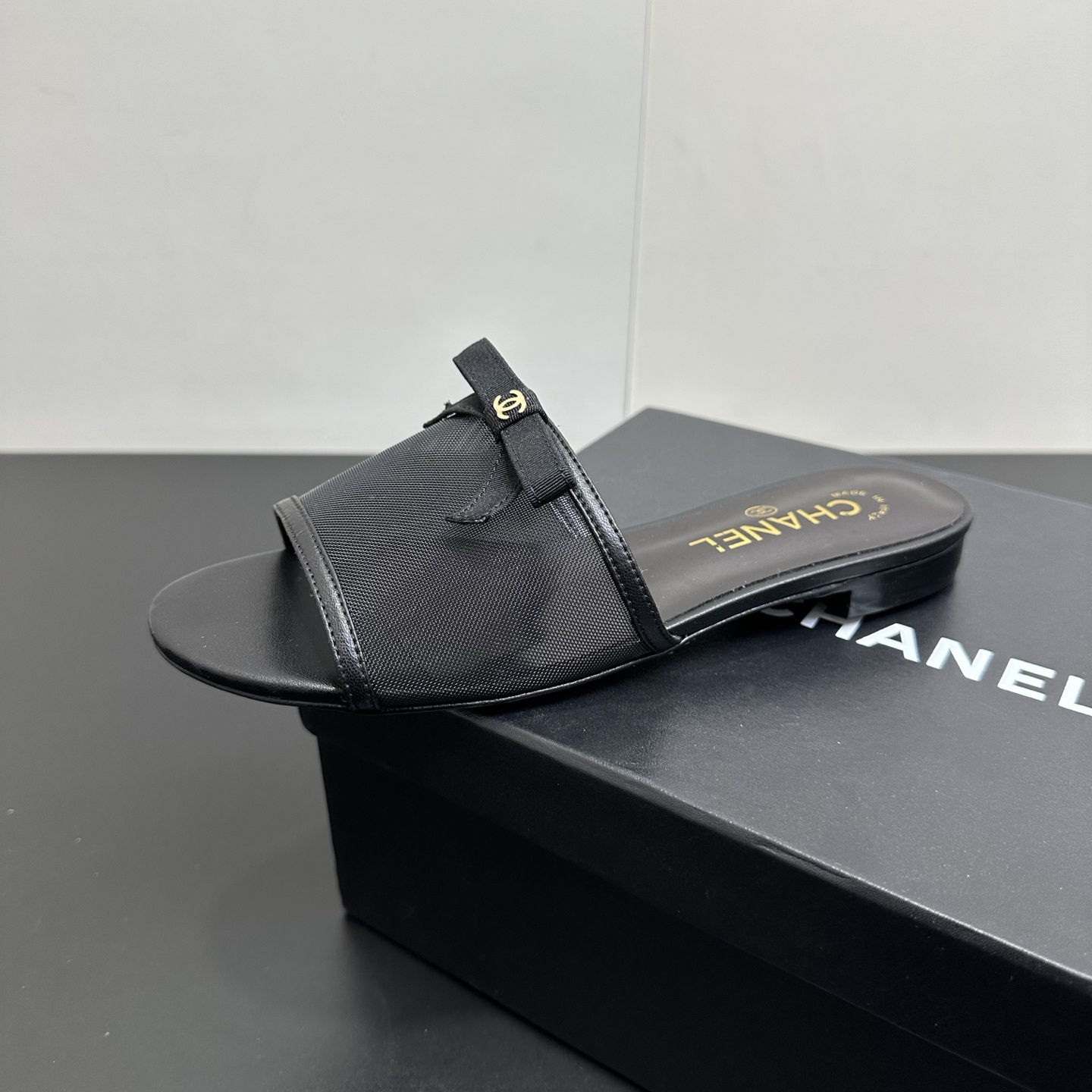 NO:706231,26Ss new Chanel Xiaoxiang mesh bow one-line cool flat slippers. The classic bow and mesh design bring out the atmosphere of a fugitive princess!  The simple one-line belt is combined with transparent mesh, and the bow decoration is exquisite and smart. It instantly unlocks the freshness and refinement of first love when worn on the feet. It exudes charming French elegance in any outfit!  Original custom mesh upper, sheepskin lining, Italian genuine leather outsole, size 35-39 (40, 41 customized, non-returnable), slippers, chanel, chanel, slippers, sheepskin, Leather soles1986090926Ss新款Chanel香奈儿小香网纱蝴蝶结一字凉平底拖鞋 经典蝴蝶结搭配网纱设计,把在逃公主的氛围感拉满！简约一字带糅合通透网纱,蝴蝶结缀饰精致又灵动,上脚瞬间解锁初恋般的清新脱俗,随便一搭都透着迷人的法式优雅！ 鞋面原版定制网纱 内里羊皮 鞋底意大利真皮大底 码数35-39（40、41定制不退换）,拖鞋,chanel,chanel,slippers,sheepskin,Leather soles,Women's Shoes