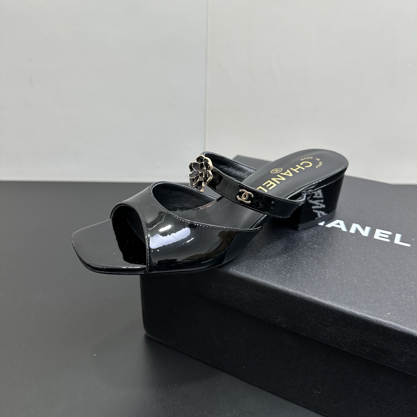 NO:707398,CHANEL Chanel Xiaoxiang 26C double C buckle patent leather high-heeled sandals. The body of the shoe is made of glossy patent leather to outline a neat square toe line. The metal double C buckle at the ankle is decorated with a thin chain. It combines the brand's classic elements with modern design, just like stepping on the exquisite aesthetics of Cambon Street under the feet. The slender high heels create a slimming effect of golden proportions. The patent leather material is also easy to care for and has practical attributes, both elegant and practical. Fabric: glossy patent leather, lining sheepskin  Genuine leather outsole imported from Italy, 4.5 square heel and 7.5cm stiletto heel, size 35-39 (customized 40/41), high heels and slippers, chanel, chanel, sandals, high heels, slippers, sheepskin, gold, Leather soles19860909CHANEL香奈儿小香26C双C扣漆皮高跟凉鞋,鞋身以亮面漆皮勾勒利落方头线条,脚踝处金属双C扣搭配细链装饰,将品牌经典元素与摩登设计融合,宛如把康朋街的精致美学踩在足间.纤细高跟打造黄金比例的显瘦效果,漆皮材质又兼具易打理的实用属性,优雅与实穿兼得. 面料亮面漆皮 内里羊皮 意大利进口真皮大底 跟高4.5方跟和7.5cm细高跟 size35-39（40/41定制）,高跟鞋拖鞋,chanel,chanel,sandals,high heels,slippers,sheepskin,gold,Leather soles,Women's Shoes