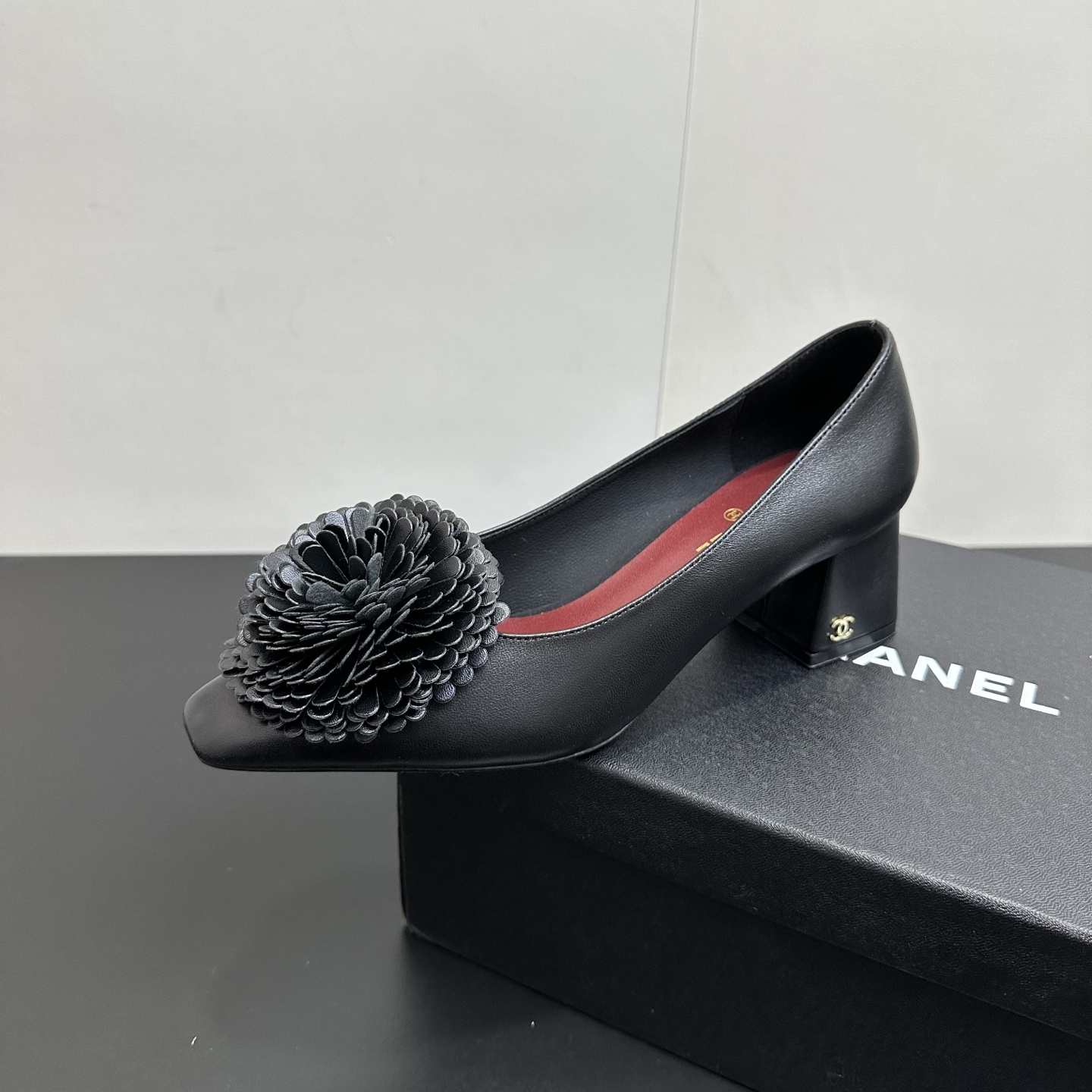 NO:707402,Chanel Xiaoxiang 26X new spring and summer style genuine leather three-dimensional camellia decorated back strap flat sandals Mary Jane shoes ballet shoes thick heel single shoes adopt the back strap high-heeled style, square toe shoe design, simple and neat lines; the back strap is a thin elastic design that fits the heel, taking into account the convenience and fit of putting on and taking off.  The three-dimensional flower on the toe is the core decorative highlight. The white model has flowers of the same color, the black model has black flowers, and the gold model has white flowers. The color combination creates a visual contrast; the inner sole of the shoe is printed with the golden 'CHANEL' brand logo, continuing the brand's classic exquisite craftsmanship and recognition. Sheepskin upper, sheepskin lining, Italian genuine leather outsole, heel height 5.5cm  Size 35-39 (40.41 custom-made, non-refundable), high-heeled shoes, chanel, sandals, mary jane, high heels, sheepskin, Leather soles19860909Chanel 小香26X春夏新款 真皮立体山茶花装饰后绊带平底凉鞋玛丽珍鞋芭蕾舞单鞋粗跟单鞋 采用后绊带高跟鞋款式,方头鞋型设计,线条简约利落；后绊带为细带弹性设计,贴合后跟,兼顾穿脱便捷性与贴合度. 鞋头的立体花朵是核心装饰亮点,白色款配同色花朵、黑色款配黑色花朵、金色款配白色花朵,色彩搭配形成视觉反差；鞋内底印有金色“CHANEL”品牌标识,延续品牌经典的精致工艺与辨识度. 鞋面羊皮 内里垫脚羊皮 鞋底意大利真皮大底 跟高5.5cm 码数35-39（40.41定做不退换）,高跟鞋单鞋,chanel,sandals,mary jane,high heels,sheepskin,Leather soles,Women's Shoes