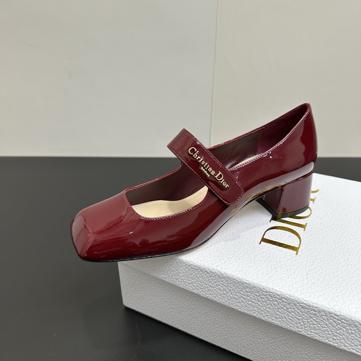 NO:707403,DIOR Dior F031 D family 2026ss spring and summer new Mary Jane high-heeled shoes, square-toed short heels!  Top version original set last, perfect lines, simple and elegant upper foot, thick heels are comfortable and versatile, and can also elongate the legs to make the legs taller, slimmer and longer. The upper is imported cow patent leather, the lining is sheepskin lining, the outsole is imported original leather outsole, the heel height is 4.5cm, the size is 35-39 (40.41 custom-made), single shoes Mary Jane, dior, dior, dior, mary jane, high heels, sheepskin, Leather soles19860909DIOR迪奥F031 D家2026ss春夏新款玛丽珍高跟鞋 方头小矮跟单鞋！顶级版本 原版套楦,完美的线条,简约大气上脚显气质粗跟舒适百搭,还能拉长双腿显高显瘦显腿长. 鞋面进口牛漆皮 内里羊皮内里 大底进口原版真皮大底 跟高4.5cm 码数35-39（40.41定做）,单鞋玛丽珍,dior,dior,dior,mary jane,high heels,sheepskin,Leather soles,Women's Shoes
