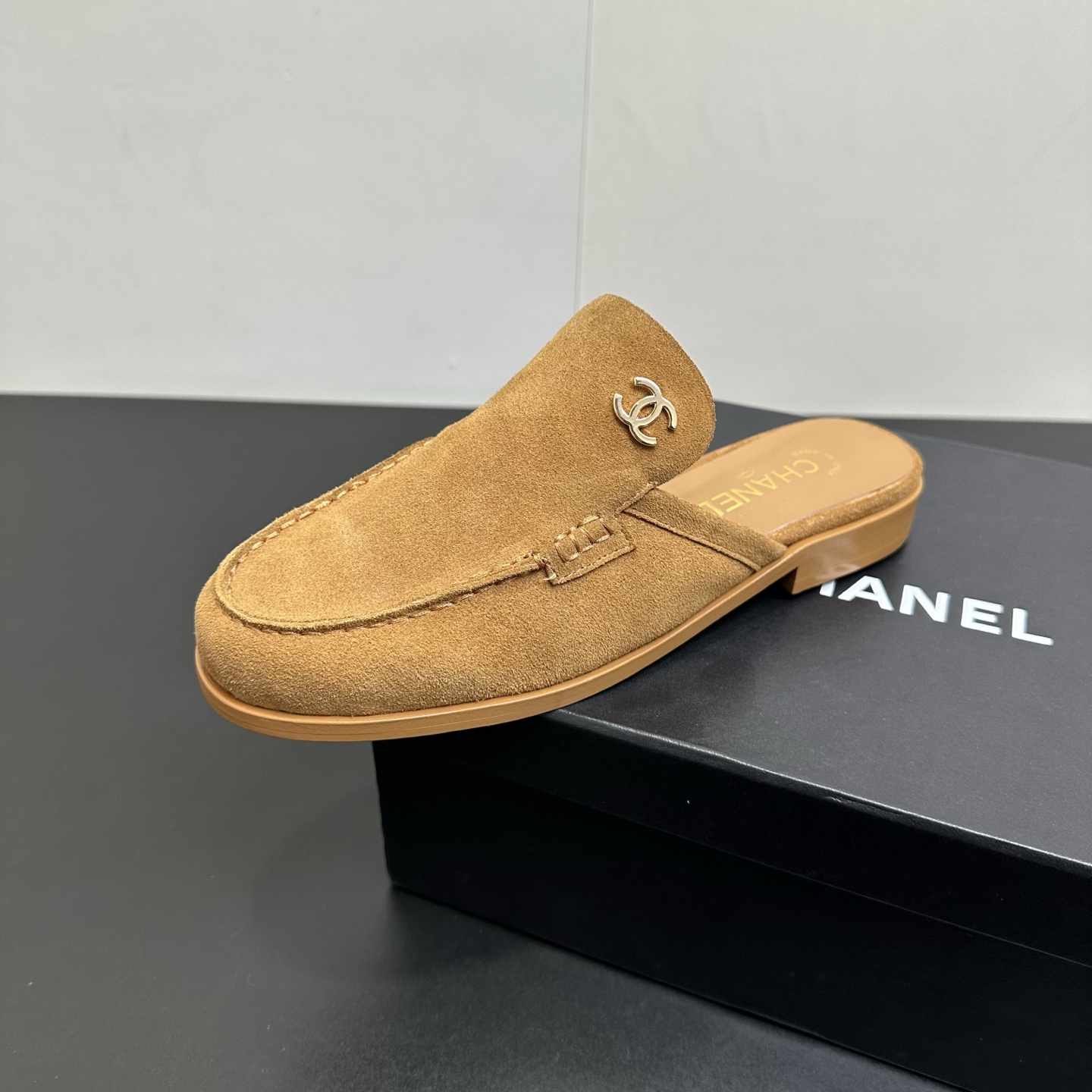 NO:723679,Early autumn new model Chanel Xiaoxiang 26B double C buckle back slippers loafers. The upper is embellished with classic metal double C buckles, and the back strap design is both elegant and casual. The soft elastic leather fits the foot shape ~ it is versatile in all seasons. It is smart and neat when worn with a suit for commuting. It is lazy and fashionable with jeans for daily use. It is easy to achieve French sophistication. It will turn heads when you go out on the street!  Upper layer of cowhide, lining of foot pads of sheepskin, sole of Italian grade A leather outsole, size 35-39 (customized at 40.41), half drag, chanel, loafers, slippers, jeans, business suit, cowhide, sheepskin, Leather soles19860909早秋新款 Chanel 小香26B 双C扣后空拖鞋乐福鞋 鞋面缀经典金属双C扣,后空绑带设计兼顾优雅与随性,软弹皮质贴合脚型～四季百搭属性拉满,通勤搭西装干练利落,日常配牛仔裤慵懒时髦,轻松拿捏法式精致感,出街回头率爆表！ 鞋面头层牛皮 内里垫脚羊皮 鞋底意大利A级真皮大底 码数35-39（40.41定做）,半拖,chanel,loafers,slippers,jeans,business suit,cowhide,sheepskin,Leather soles,Women's Shoes