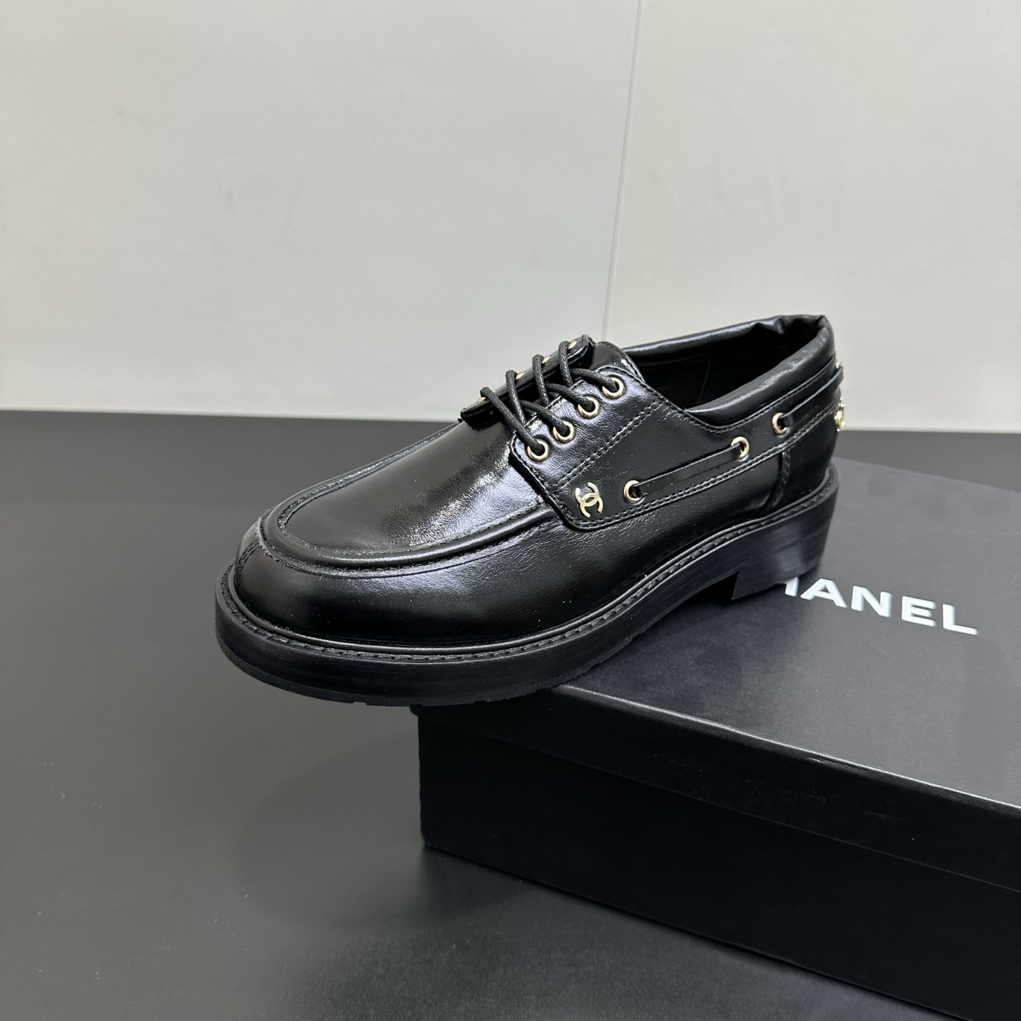 NO:723684,Chanel* Chanel F032 Xiaoxiang 2026ss spring and summer new thick-soled lace-up loafers single shoes small leather shoes. The original 1:1 is made into a perfect last shape. The design of the upper is very special. The heel is decorated with Xiaoxiang logo hardware buckle, which is very fragrant grandma's style!  High-end and super fashionable!  The upper feet are particularly comfortable and soft, wide feet are not afraid, the feet will not appear fat, good-looking and comfortable, paired with mid-calf socks, skirts and trousers, it is invincible and beautiful, super durable. The fabric is customized and imported butter leather. The lining is environmentally friendly hybrid sheepskin. The outsole is the original molded outsole. The size is 35-40 (40.41 is customized and non-refundable). Loafers, sandals, chanel, chanel, loafers, sandals, skirts, sheepskin19860909Chanel*香奈儿F032 小香2026ss春夏新款厚底系带乐福鞋单鞋小皮鞋 原版1:1打造完美楦型,鞋面的设计很特别,后跟处点缀小香logo五金扣,超有香奶奶家的调调！高级感十足 超级时尚！上脚特别舒服柔软,宽脚也不怕,不会显脚肥,好看又舒适,搭配中筒袜 配裙子裤子都是无敌美,超级耐看 面料订制进口牛油皮 内里环保混种羊皮 大底原版开模大底 码数35-40（40.41定做不退换）,乐福鞋凉鞋,chanel,chanel,loafers,sandals,skirts,sheepskin,Women's Shoes