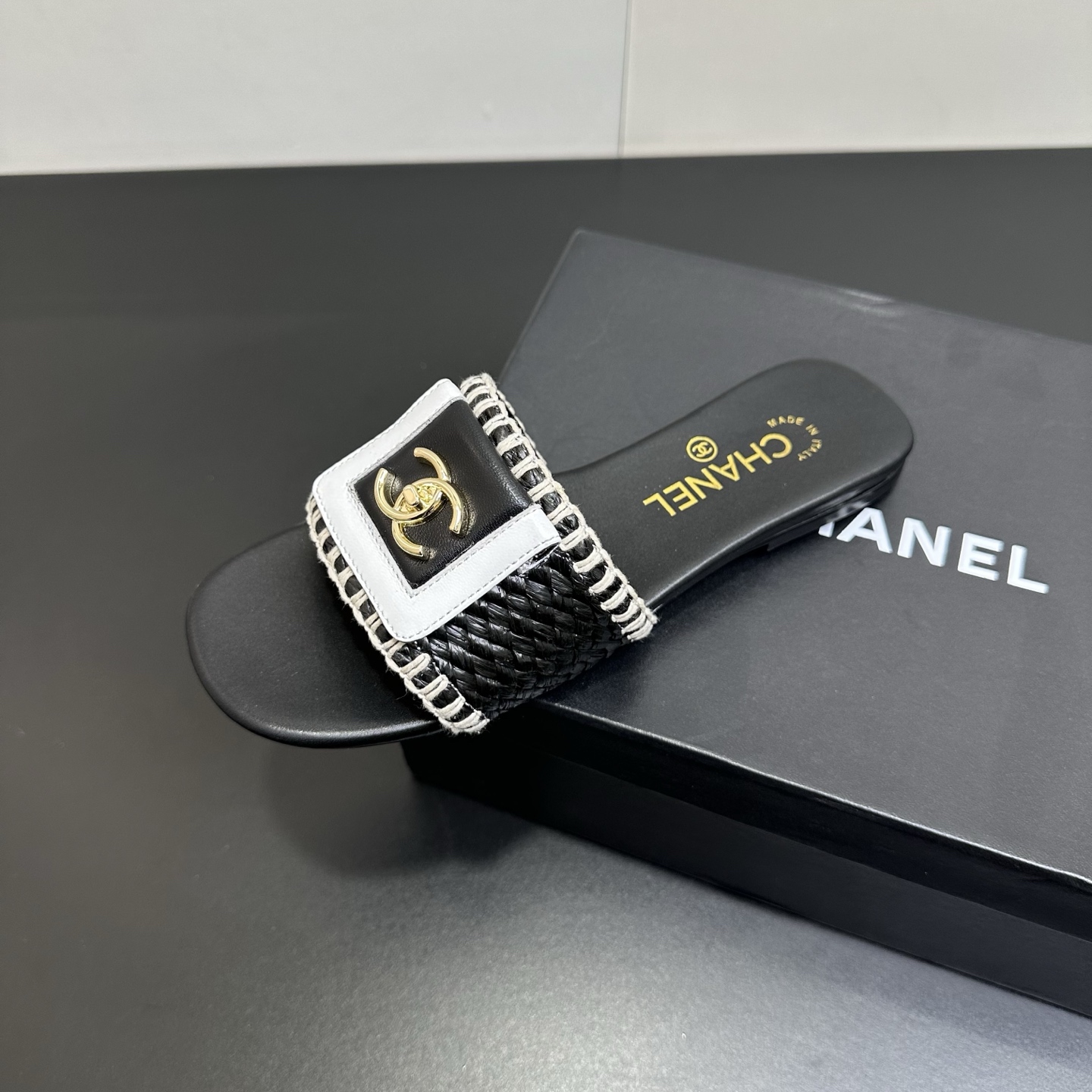 NO:723662,Xiaoxiang Chanel 25P, the most beautiful woven ballet slippers, raffia double C flat straw slippers, produced by Xiaoxiang, have their own luxury brand texture!  The raffia woven upper brings a strong summer atmosphere, and the classic double C buckle embellishment shows French sophistication ~ The shoe shape is simple and practical. It is gentle and romantic when paired with a shirt dress. With casual clothes, you can become a socialite in an instant. It is a must-have summer outfit, and you won’t be surprised if you close your eyes!  Original custom-made raffia weave + sheepskin for the upper, high-grade sheepskin for the feet, Italian grade A genuine leather outsole, size 35-39 (40.41 custom-made, non-returnable), slippers, chanel, slippers, espadrilles, skirts, shirts, sheepskin, Leather soles19860909小香Chanel25P最美编织芭蕾舞鞋拉菲草双C平底草编拖鞋 小香出品自带奢牌质感！拉菲草编织鞋面裹挟着浓郁夏日气息,经典双C扣点缀尽显法式精致～鞋型简约又实穿,搭衬衫裙温柔浪漫,配休闲装也能秒变名媛,妥妥的夏日穿搭刚需款,闭眼入都不踩雷！ 鞋面原版定制拉菲草编织+羊皮 垫脚高级羊皮 鞋底意大利A级真皮大底 码数35-39（40.41定做不退换）,拖鞋,chanel,slippers,espadrilles,skirts,shirts,sheepskin,Leather soles,Women's Shoes