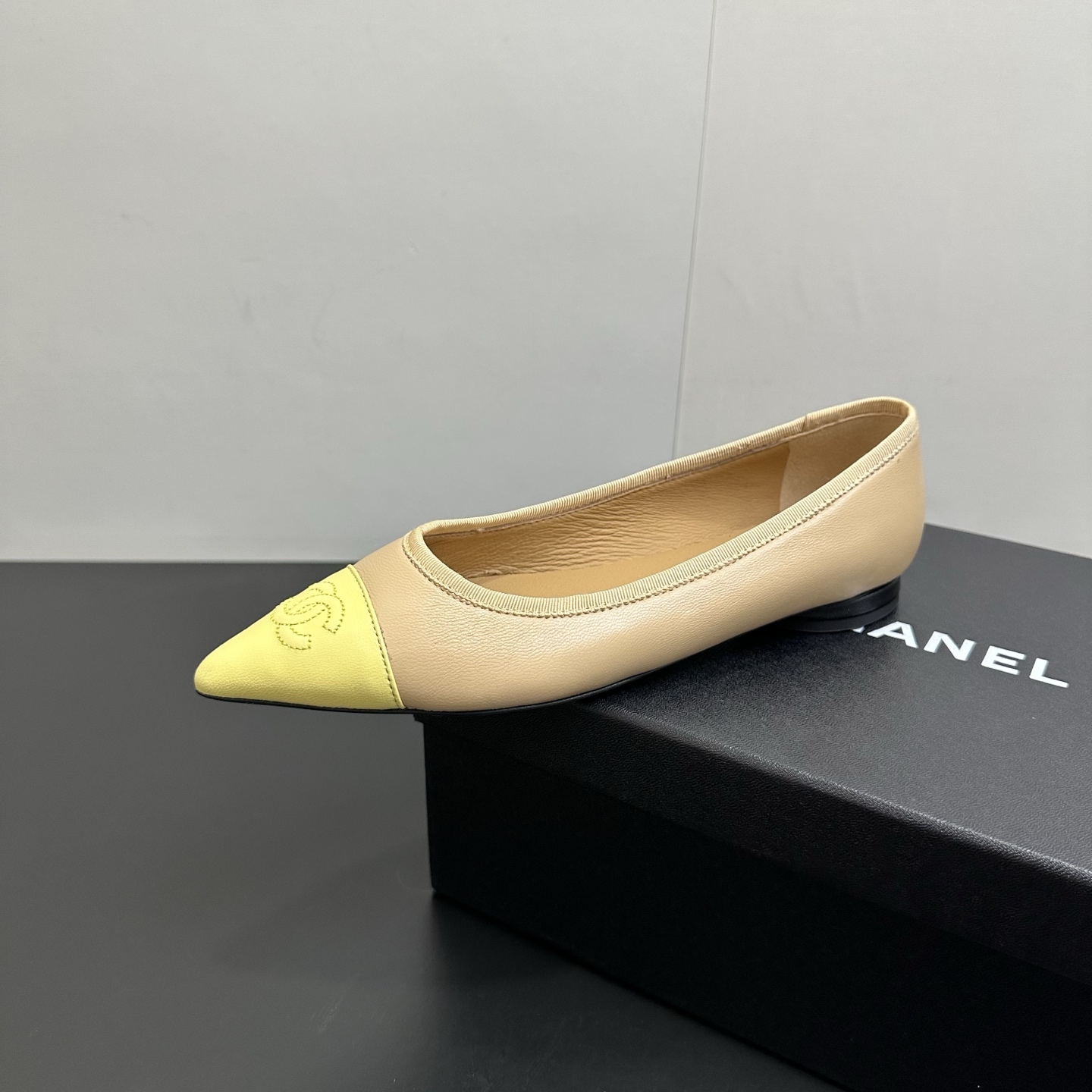 NO:723657,Early spring new model Chanel 26K pointed toe flat-soled spliced shoes. Classic double C one-strap comfortable flat shoes. Classic color pointed toe. Chanel's high-end sense always impresses people. It looks like a simple style, but it is inexplicably high-end on the feet. It is full of fashion. Sheepskin upper, sheepskin lining, high heel, Italian genuine leather outsole.  Size 35-39 (40. Customized, non-refundable), single shoes, chanel, chanel, sheepskin, Leather soles19860909早春新款Chanel 26K 尖头平底拼接单鞋 经典双C一字带舒适平底单鞋 经典配色尖头 香家高级感这块总让人大写的服气 看起来简单的款式 但上脚就莫名很高级 时尚感满满 鞋面羊皮 内里垫脚羊皮 跟高 鞋底意大利真皮大底 码数35-39（40.定做不退换）,单鞋,chanel,chanel,sheepskin,Leather soles,Women's Shoes