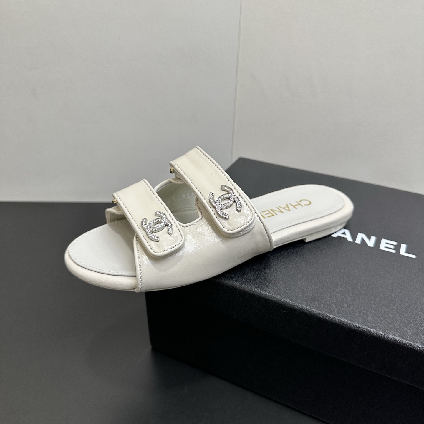 NO:723628,Glossy 26P spring and summer new Chanel Xiaoxiang classic double C rhinestone buckle sandals Velcro double-strap honey slippers leather flat sandals Chanel's iconic leather chain design is applied to the edge of the foot ring, with classic elements covering the upper with large double C. It is extremely refined and artistic, it is difficult to find a reason not to love it. Easily travel between commuting and leisure occasions, be a carefree fashionable and elegant woman~ Upper sheepskin/sheepskin  Sheepskin lining, Italian genuine leather outsole, size 35-39 (40.41.42 custom-made, non-refundable), slippers, chanel, chanel, slippers, sheepskin, sheep, Leather soles19860909光面 26P春夏新款Chanel小香 经典双C水钻扣凉拖鞋魔术贴双带蜜儿拖鞋皮面平底凉拖鞋 香家标志性的穿皮链条设计应用在垫脚圈边,配上经典元素覆盖鞋面搭配大双C.格外精致又文艺,很难找出不爱的理由.轻松游走于通勤和休闲场合 做个漫不经心的时髦优雅女子～ 鞋面羊猄皮/羊皮 内里垫脚羊皮 鞋底意大利真皮大底 码数35-39（40.41.42定做不退换）,拖鞋,chanel,chanel,slippers,sheepskin,sheep,Leather soles,Women's Shoes