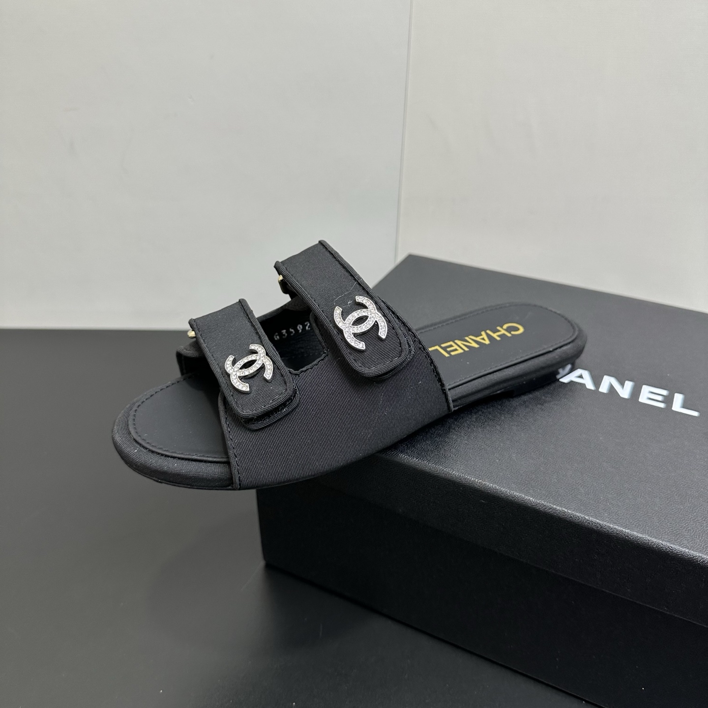 NO:723636,Glossy 26P spring and summer new Chanel Xiaoxiang classic double C rhinestone buckle sandals Velcro double-strap honey slippers leather flat sandals Chanel's iconic leather chain design is applied to the edge of the foot ring, with classic elements covering the upper with large double C. It is extremely refined and artistic, it is difficult to find a reason not to love it. Easily travel between commuting and leisure occasions, be a carefree fashionable and elegant woman~ Upper sheepskin/sheepskin  Sheepskin lining, Italian genuine leather outsole, size 35-39 (40.41.42 custom-made, non-refundable), slippers, chanel, chanel, slippers, sheepskin, sheep, Leather soles19860909光面 26P春夏新款Chanel小香 经典双C水钻扣凉拖鞋魔术贴双带蜜儿拖鞋皮面平底凉拖鞋 香家标志性的穿皮链条设计应用在垫脚圈边,配上经典元素覆盖鞋面搭配大双C.格外精致又文艺,很难找出不爱的理由.轻松游走于通勤和休闲场合 做个漫不经心的时髦优雅女子～ 鞋面羊猄皮/羊皮 内里垫脚羊皮 鞋底意大利真皮大底 码数35-39（40.41.42定做不退换）,拖鞋,chanel,chanel,slippers,sheepskin,sheep,Leather soles,Women's Shoes