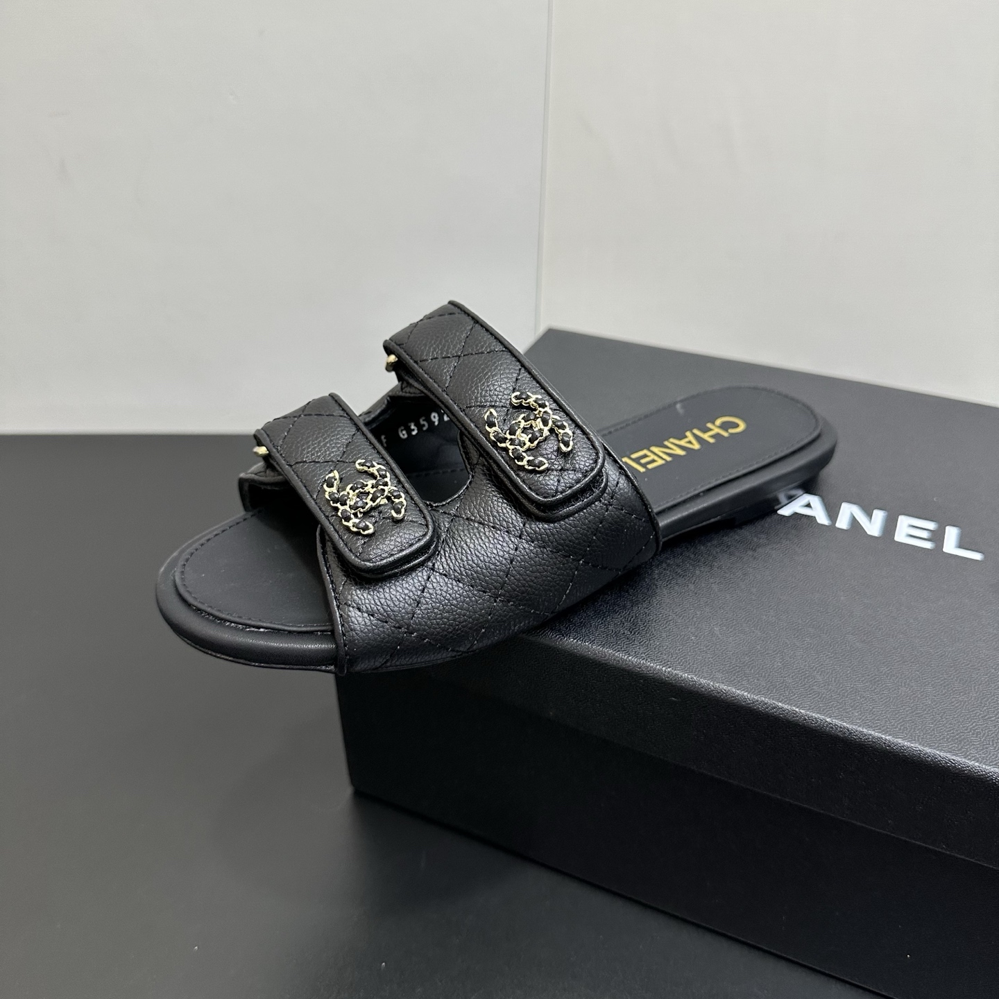 NO:723642,Electric embroidery 26P spring and summer new model Chanel Xiaoxiang classic double C rhinestone buckle sandals Velcro double strap Mier slippers leather flat sandals Chanel's iconic leather chain design is applied to the edge of the foot ring, with classic elements covering the upper with large double C. It is extremely delicate and artistic, it is difficult to find a reason not to love it. Easily travel between commuting and leisure occasions, be a casual and fashionable and elegant woman~ Upper sheepskin/sheepskin  Sheepskin lining, Italian genuine leather outsole, size 35-39 (40.41.42 custom-made, non-refundable), slippers, chanel, chanel, slippers, sheepskin, sheep, Leather soles19860909电绣 26P春夏新款Chanel小香 经典双C水钻扣凉拖鞋魔术贴双带蜜儿拖鞋皮面平底凉拖鞋 香家标志性的穿皮链条设计应用在垫脚圈边,配上经典元素覆盖鞋面搭配大双C.格外精致又文艺,很难找出不爱的理由.轻松游走于通勤和休闲场合 做个漫不经心的时髦优雅女子～ 鞋面羊猄皮/羊皮 内里垫脚羊皮 鞋底意大利真皮大底 码数35-39（40.41.42定做不退换）,拖鞋,chanel,chanel,slippers,sheepskin,sheep,Leather soles,Women's Shoes