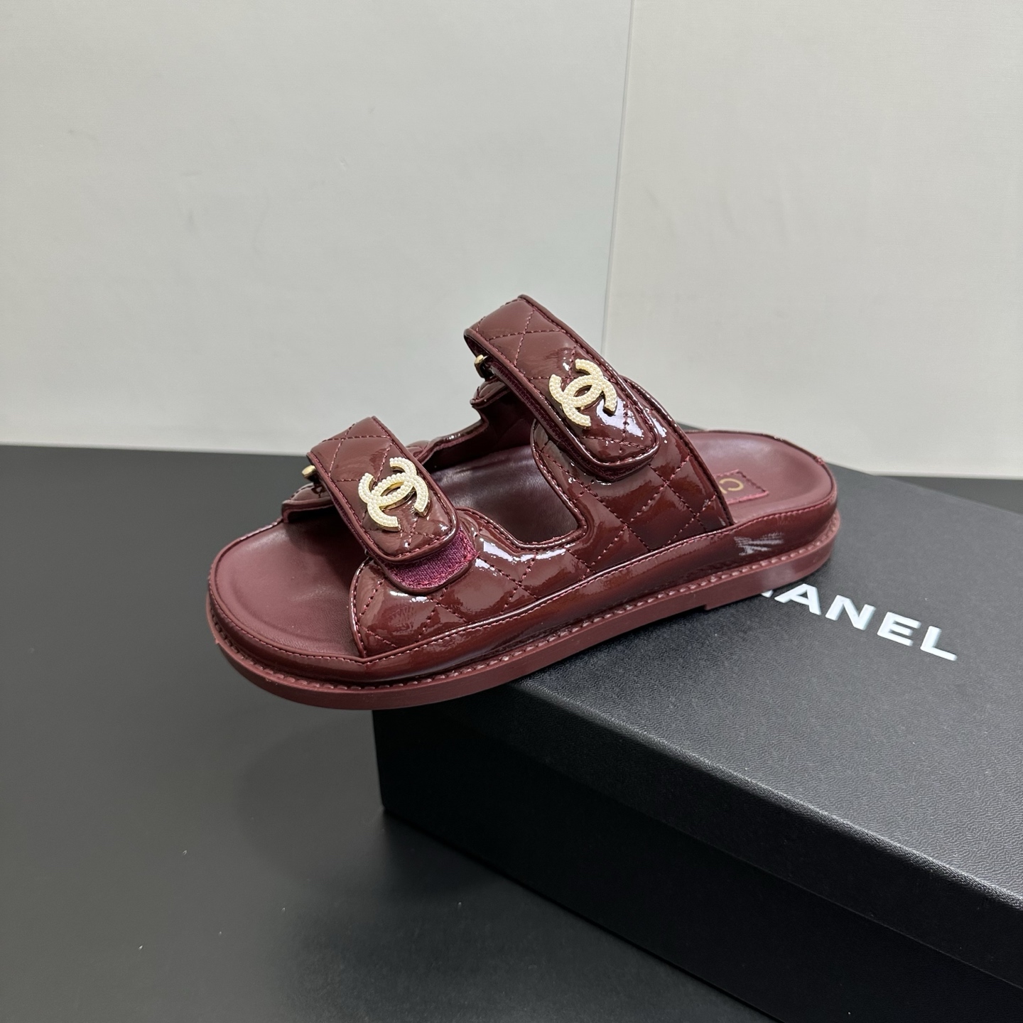 NO:723647,Chanel Chanel Xiaoxiang 25P Velcro Beach Slippers. This series of sandals by Xiangnan is super stylish and beautiful!  It is full of retro vintage style. It was out of stock as soon as it was launched and is favored by many celebrities. Decorated with double C diamond metal buckles, it adds a sense of luxury. The buckle design is easy to put on and take off, and the thick-soled style is fashionable and comfortable, making it easy to attract attention when going out in summer. The upper is original sheepskin. Sheepskin lining, private molded double C metal buckle, original rubber sole Size: 35-39 (40 41 custom-made), slippers, chanel, chanel, sandals, slippers, sheepskin19860909Chanel 香奈儿小香25P魔术贴沙滩拖鞋  香奶奶这系列凉鞋,款式颜值超高！满满复古vintage风.一上市就断货,受到众多红人青睐. 双C钻石金属扣装饰,奢华感拉满.搭扣设计方便穿脱,厚底款式时尚又舒适,夏日出街轻松吸睛.  鞋面为原版羊皮.羊皮内里,私模双C金属扣 原版橡胶底 Size: 35-39 (40 41订做),拖鞋,chanel,chanel,sandals,slippers,sheepskin,Women's Shoes