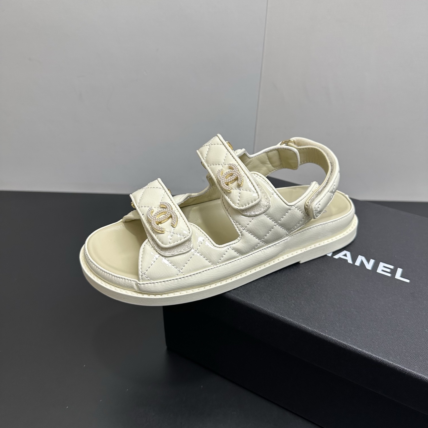 NO:723652,Chanel Chanel Xiaoxiang 25P Velcro beach sandals. This series of sandals from Grandma Xiang has super style and good looks!  It is full of retro vintage style. It was out of stock as soon as it was launched and is favored by many celebrities. Decorated with double C diamond metal buckles, it adds a sense of luxury. The buckle design is easy to put on and take off, and the thick-soled style is fashionable and comfortable, making it easy to attract attention when going out in summer. The upper is original sheepskin. Sheepskin lining, private molded double C metal buckle, original rubber sole Size: 35-39 (40 41 custom-made), slippers, chanel, chanel, sandals, slippers, sheepskin19860909Chanel 香奈儿小香25P魔术贴沙滩凉鞋  香奶奶这系列凉鞋,款式颜值超高！满满复古vintage风.一上市就断货,受到众多红人青睐. 双C钻石金属扣装饰,奢华感拉满.搭扣设计方便穿脱,厚底款式时尚又舒适,夏日出街轻松吸睛.  鞋面为原版羊皮.羊皮内里,私模双C金属扣 原版橡胶底 Size: 35-39 (40 41订做),拖鞋,chanel,chanel,sandals,slippers,sheepskin,Women's Shoes