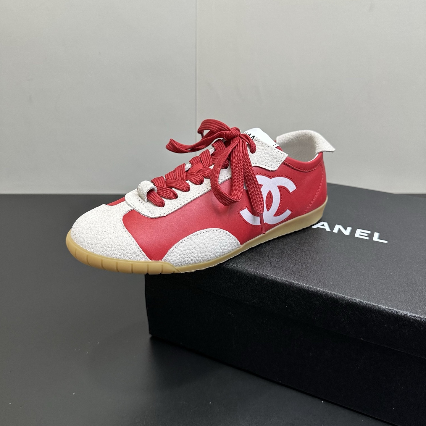 NO:723624,CHANEL Chanel Xiaoxiangfeng 2026B Xiaoxiang C's early autumn new lace-up sneakers moral training shoes, the latest and most popular handmade casual sports shoes in the counter!  The most difficult to buy handmade shoes at counters!  The classic double C Logo contrasting color design is very fashionable and highlights the retro sports style. The iconic Dexun shoe shape is made with perfect craftsmanship and is really high-quality. The flat-bottom design is comfortable and versatile and also shows straight legs. Thousands of people are asking for it!  Even the second luxury items are at a premium and collectible!  Retro moral shoes are enough to last all four seasons!  Upper: Sheepskin splicing, sheepskin lining, original molded sole, size 35-39 (set at 40.41), casual shoes/sports shoes, chanel, chanel, chanel, sneakers, sheepskin19860909CHANEL香奈儿小香风2026B 小香C家早秋新款系带板鞋德训鞋 专柜最新最火手工坊休闲运动鞋！ 专柜最难入手手工坊鞋！经典双C Logo撞色设计时髦感爆棚,彰显复古运动风 标志性德训鞋型完美工艺真的超有质感 平底设计舒适百搭还显腿直,万人求款！ 连二奢都在溢价,收藏级！复古德训鞋够搭一整个四季！ 鞋面:羊皮拼接 内里羊皮 鞋底原版开模鞋底 码数35-39（40.41定）,休闲鞋/运动鞋,chanel,chanel,chanel,sneakers,sheepskin,Women's Shoes