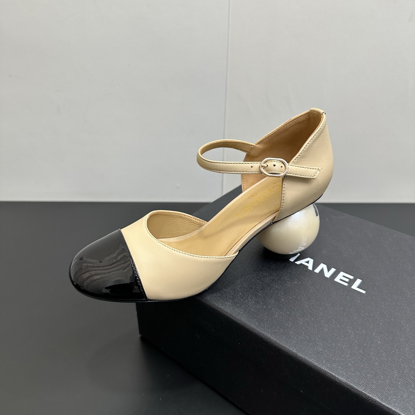 NO:723620,Chanel Chanel's 2025 autumn and winter catwalk style Double C giant pearl large pearl heel Mary Jane high-heeled hollow sandals stunned everyone when they appeared on the fashionable T stage in Milan, and successfully promoted to the dream boots of fashion people. The classic double C logo is combined with the giant pearl heel design, which is simple and elegant and fully displays the brand style. It is a hit in any photo. The giant pearl heel is a miracle, breaking the conventional design, which not only adds a luxurious and romantic atmosphere to the whole.  It can be easily adapted to the streets of bustling cities and parties. Paired with a pair of slim jeans, you can instantly transform into a cool street trendy person. Put on a gorgeous evening dress and become the elegant focus of the dinner. This pair of boots is not just a pair of shoes, but also the embodiment of fashion spirit!  It is an excellent choice for fashionistas to express their personality and taste!  Sheepskin upper, sheepskin lining, Italian genuine leather outsole, heel height 7cm, size 35-39 (34.40.41 custom made, non-refundable), single shoes, chanel, chanel, sandals, boots, mary jane, jeans, sheepskin, Leather soles19860909Chanel 香奈儿小香2025秋冬走秀款双C巨型珍珠大珍珠跟玛丽珍鞋高跟中空凉鞋 在米兰时尚的T台上 亮相便艳惊四座,成功晋升为潮流人士的梦中情靴 .经典的双C标志与巨型珍珠跟设计相结合,简洁大气又尽显品牌格调 随便一拍都很出片.那巨型珍珠鞋跟更是神来之笔,突破常规的设计 不仅为整体增添了奢华浪漫的氛围 . 繁华都市的街头 派对的现场 它都能轻松适配,搭配一条修身牛仔裤 瞬间化身酷飒的街头潮人,换上一袭华丽晚装 成为晚宴上的优雅焦点 这双靴子 不只是一双鞋履 更是时尚精神的具象化！ 是时尚达人们表达个性与品味的绝佳选择！ 鞋面羊皮 内里垫脚羊皮 鞋底意大利真皮大底 跟高7cm 码数35-39（34.40.41定做不退换）,单鞋,chanel,chanel,sandals,boots,mary jane,jeans,sheepskin,Leather soles,Women's Shoes