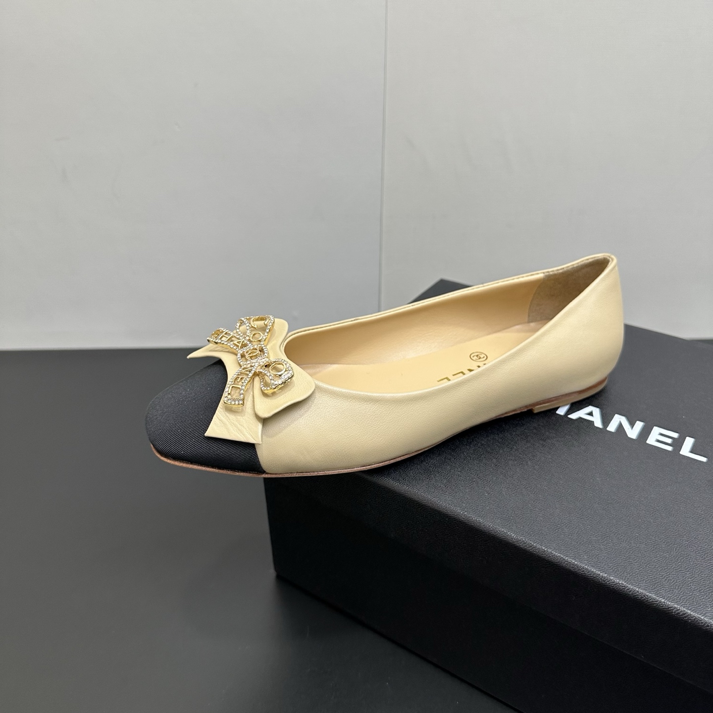 NO:723660,Early spring new Chanel Chanel 26A Xiaoxiang Double C Diamond Buckle Ballet Shoes Small Buckle Flat Shoes A divine shoe full of fragrance. This year's hot bow decoration is paired with the classic Double C metal buckle element, which has a high-end ladylike temperament. There are thousands of shoes. For office workers, comfort and versatility are the most important. Sheepskin upper, sheepskin lining, Italian genuine leather outsole, 1cm high flat heel  Size 35-39 (40.41 customized, non-refundable), single shoes, chanel, chanel, chanel, sheepskin, Leather soles19860909早春新款Chanel 香奈儿26A 小香双C钻扣芭蕾舞鞋小扣平底单鞋 一款充满香家气息的神鞋,今年爆火的蝴蝶结装饰搭配经典双C金属扣元素,高级的淑女气质 鞋子千千万,对于上班族来说,舒适和百搭最重要. 鞋面羊皮 内里垫脚羊皮 鞋底意大利真皮大底 跟高平跟1cm 码数35-39（40.41定做不退换）,单鞋,chanel,chanel,chanel,sheepskin,Leather soles,Women's Shoes