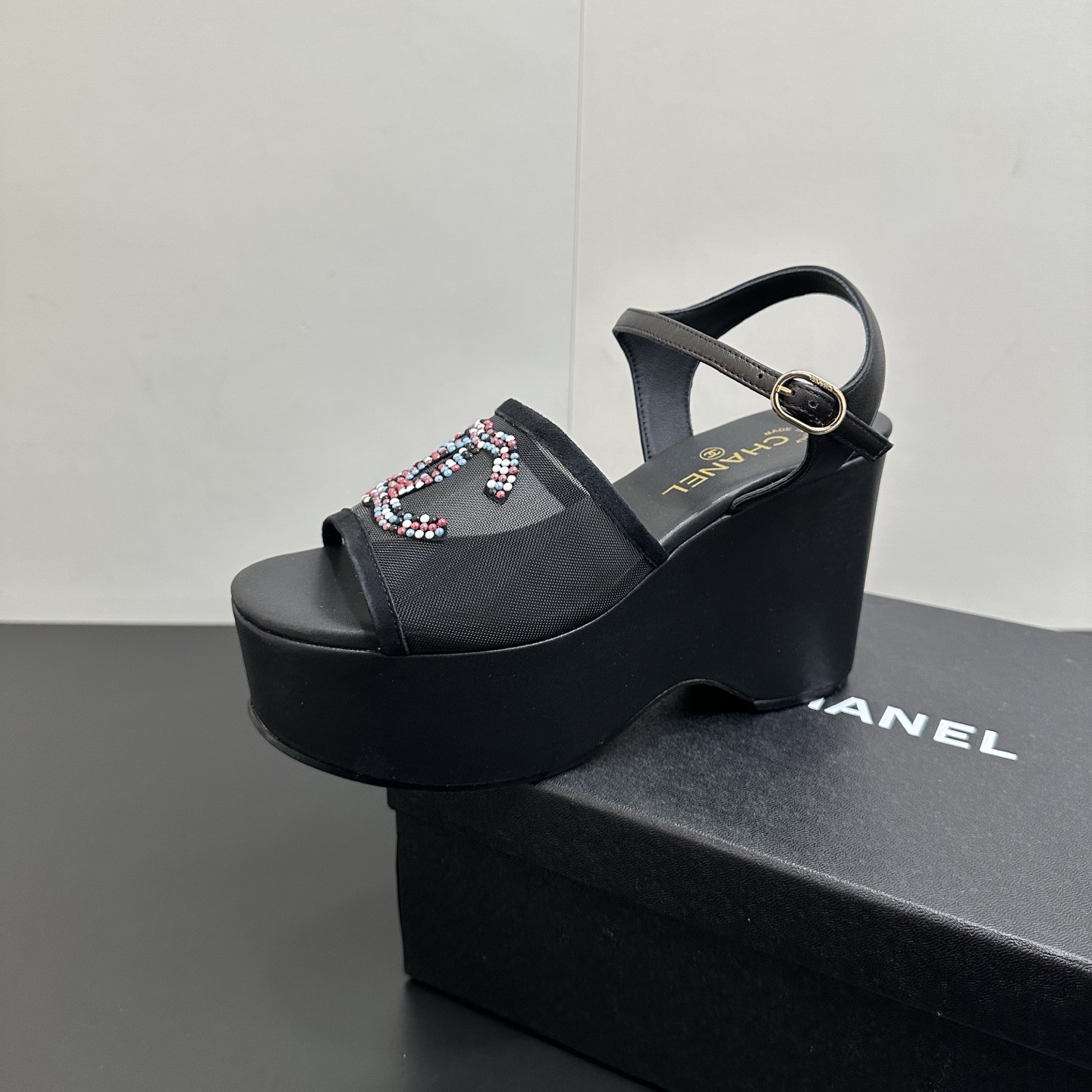 NO:723655,CHANEL26s Chanel Xiaoxiang classic spring and summer new product double C thick water platform thick sole platform sole transparent mesh sandals I really love this season's spring style!  The mesh is looming, sexy yet sweet ~ you can easily control it when shopping, dating, or commuting! Pair it with a skirt or jeans, and you will be extremely fashionable! The fabric is made of original customized materials. The inner pads are all sheepskin. Italian imported genuine leather outsole with 9.5cm heel and 5cm front, size 35-39 (40/41 customized), sandals, chanel, chanel, sandals, skirts, jeans, sheepskin, Leather soles19860909CHANEL26s香奈儿小香经典春夏新品双C厚水台厚底松糕底透明网纱凉鞋 这一季的春款真的太爱了！网纱若隐若现 性感又不失甜美~逛街、约会、通勤都都能轻松驾驭!搭配裙子或牛仔裤,时尚感爆棚! 面料采用原版定制材质 内里垫脚均为羊皮 意大利进口真皮大底后跟9.5cm,前面5cm size35-39（40/41定制）,凉鞋,chanel,chanel,sandals,skirts,jeans,sheepskin,Leather soles,Women's Shoes