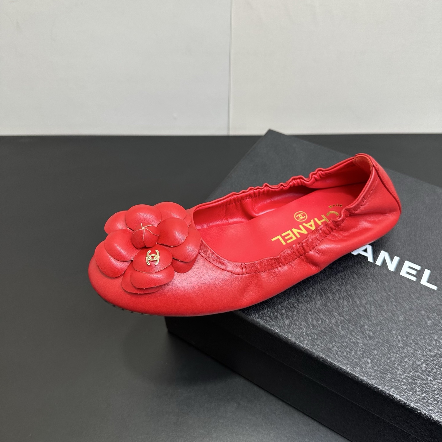NO:723645,Chanel Chanel Xiaoxiangfeng Kangpeng Elastic Flat Ballet Shoes Camellia Boat Shoes A fusion of classic and fashion: Chanel's iconic double logos are presented on the upper in a simple and eye-catching way, paired with the classic diamond pattern design, full of high-end feeling. The flat ballet shoes style is retro and fashionable, perfectly integrating the Chan family's consistent elegance and fashion. Wearing them seems to have the aura of the protagonist, and the temperament is directly enhanced!  Absolutely versatile, perfect comfort experience. Soft soles and a design that fits the foot shape make it light to walk. Even if you wear it for a long time, your feet will not be tired. You can easily hold it when shopping and commuting. All sheepskin original bottom. Size 35-39 (40.41 fixed), ballet shoes, chanel, chanel, chanel, sheepskin19860909Chanel 香奈儿 小香风康鹏松紧平底芭蕾舞鞋山茶花船鞋 经典与时尚的融合:香家标志性的双logo ,以简洁又吸睛的方式呈现在鞋面上,搭配上经典的菱格纹设计,满满的高级感扑面而来.平底的芭蕾舞鞋款式,复古又时髦,将香家一贯的优雅与时尚完美融合,穿上它 仿佛自带主角光环,气质这 直接拉满! 绝对百搭王,舒适体验感满分 柔软的鞋底和贴合脚型的设计,走起路来轻 在,就算长时间穿着也不会 累脚,逛街、通勤都能轻松hold 住 全羊皮 原版底 码数35-39（40.41定）,芭蕾舞鞋,chanel,chanel,chanel,sheepskin,Women's Shoes