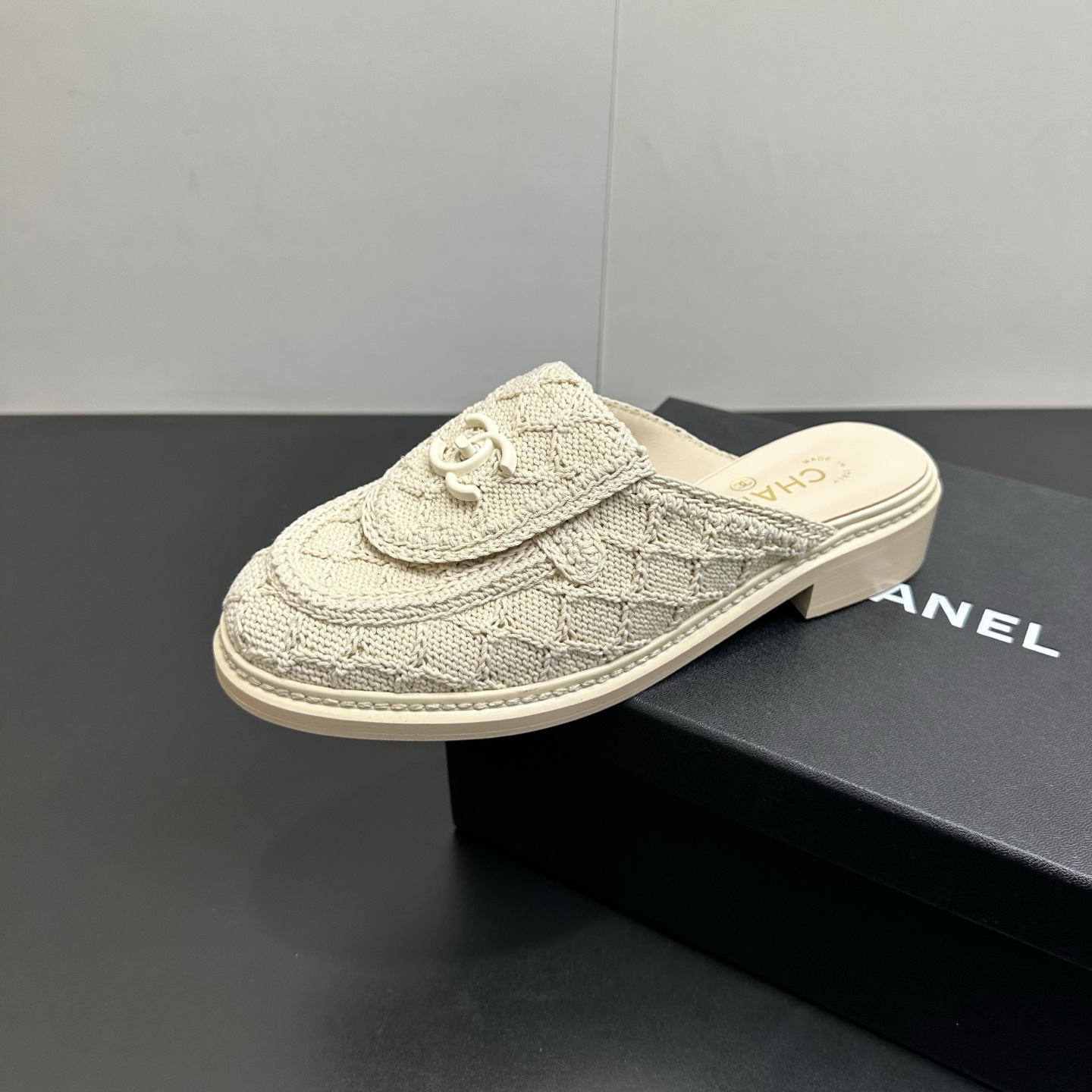 NO:723640,26Fw new spring and summer Chanel Chanel holiday style Xiaoxiang woolen knitted embroidery classic double C logo Baotou Loaf half-slip slippers classic schoolbag buckle flip diamond Mule shoes The upper is decorated with the double C buckle logo, which is Xiaoxiang's classic design symbol, with both exquisiteness and brand recognition. Woven Mules, classic heelless design, woven upper + Double C Logo, full of brand sense!  Simple and elegant, versatile and not picky. It goes well with skirts or casual pants in spring and summer. It is easy to switch between multiple styles, fashionable and practical~ Mixed sheepskin upper/knitted cotton thread, sheepskin lining for foot pads, Italian genuine leather outsole, size 35-39 (40.41 custom-made, non-refundable), half-drag, chanel, chanel, loafers, slippers, skirts, sheepskin, Leather soles1986090926Fw春夏新款Chanel香奈儿度假风小香毛线针织刺绣经典双C logo包头乐福半拖凉拖鞋经典书包扣翻盖菱格穆勒鞋 鞋面装饰双C扣标志,是小香的经典设计符号,兼具精致感与品牌辨识度.编织穆勒鞋,经典无后跟设计,编织鞋面+双C Logo,品牌感满满！简约大气,百搭不挑人.春夏季节搭裙装或休闲裤都很出彩,轻松切换多种风格,时髦又实用～ 鞋面混种羊皮/针织棉线 内里垫脚羊皮 鞋底意大利真皮大底 码数35-39（40.41定做不退换）,半拖,chanel,chanel,loafers,slippers,skirts,sheepskin,Leather soles,Women's Shoes