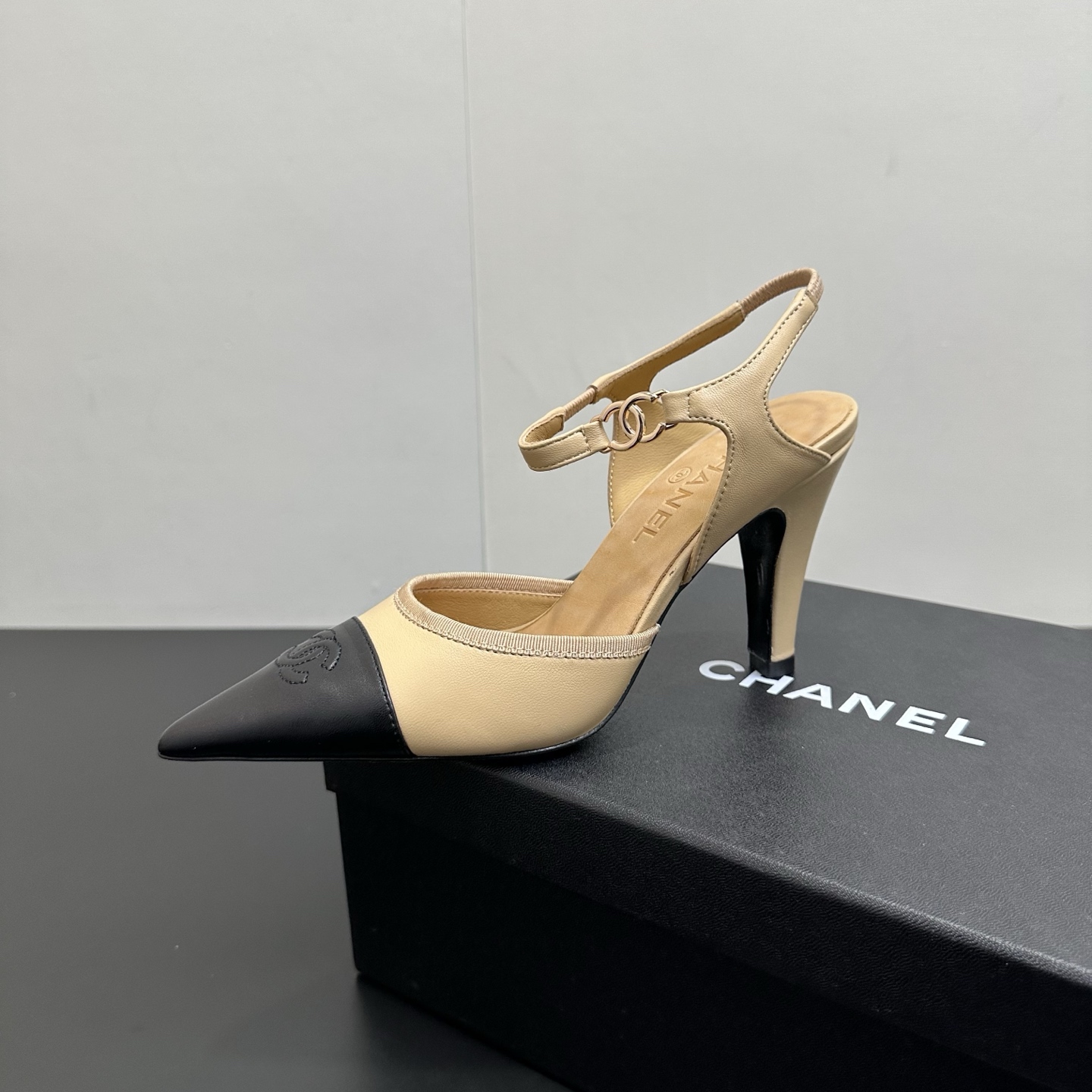 NO:723635,26ss spring and summer new Chanel Chanel small fragrant pointed toe double color block back empty high-heeled sandals classic double C buckle high heels Pointed toe design: elegant and slimming, elongating the leg line, sweet and cute, adding female charm High-heeled design: tall and slimming, showing elegance, versatile and durable, suitable for various occasions Paired with business attire, showing the elegance and ability of working women Paired with evening dresses, become the focus of the audience Paired with dresses, showing a romantic and feminine side Paired with jeans, you can easily control the casual style  Whether it is daily commuting or attending a party, it allows you to cope easily and show elegance. Sheepskin upper, cowhide lining, heel height 8.5cm, Italian leather outsole, size 35-39 (40.41.42.43 large size customization is non-returnable), high heels and sandals, chanel, chanel, sandals, high heels, skirts, jeans, cowhide, sheepskin, Leather soles1986090926ss春夏新款Chanel香奈儿 小香尖头双拼色后空高跟凉鞋经典双C扣高跟鞋 尖头设计:优雅显瘦,拉长腿部线条,甜美可爱,增添女性魅力高跟设计:显高显瘦,展现优雅气质百搭耐看,适合各种场合 搭配职业装,展现职场女性的优雅与干练搭配晚礼服,成为全场焦点 搭配连衣裙,展现浪漫柔美的一面搭配牛仔裤,轻松驾驭休闲风格 无论是日常通勤还是参加派对,它都能让你轻松应对,展现优雅气质 鞋面羊皮 内里垫脚牛皮 跟高8.5cm 鞋底意大利真皮大底 码数35-39（40.41.42.43大码定做不退换）,高跟鞋凉鞋,chanel,chanel,sandals,high heels,skirts,jeans,cowhide,sheepskin,Leather soles,Women's Shoes