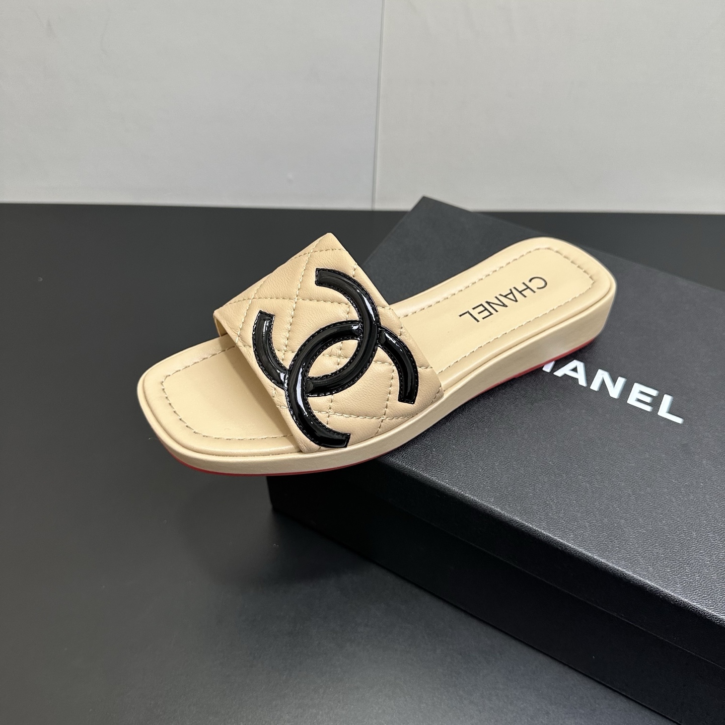 NO:723630,Chanel Chanel Little Fragrance Summer New Style Kangpeng Panda Color Thick-Soled Diamond Slippers Counter Quality One of the classics that must be purchased every year!  The design is more expressive and tasteful ~ all materials are customized according to the original version!  Purchase authentic products developed. Universal and versatile artifact, summer beach, durable style. Fabric imported sheepskin lining imported sheepskin code number 35-39 (40.41 fixed), half drag, chanel, chanel, slippers, sheepskin19860909Chanel香奈儿小香风夏季 新款 康鹏熊猫配色厚底菱格拖鞋 专柜品质 每年必入的经典款之一！设计 更加彰显和品味～所有材质都根据原版定制！购入正品开发.万能百搭神器,夏日沙滩,耐造款. 面料 进口羊皮 内里进口羊皮 码数35-39（40.41定）,半拖,chanel,chanel,slippers,sheepskin,Women's Shoes