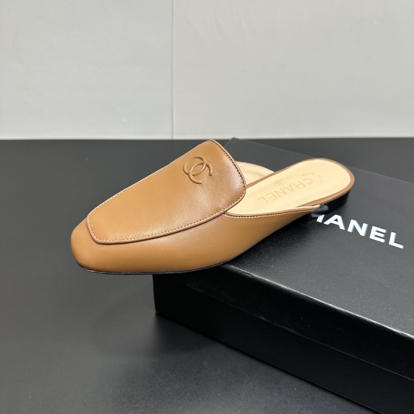 NO:723627,Early autumn new model Chanel Xiaoxiang 26B double C buckle loafers Mule half slippers, can be worn all year round. No matter when you wear it with it, it is very high-end and durable. When shopping, you can attract attention on the street!  Easily travel between commuting and leisure occasions, be a carefree fashionable and elegant woman ~ Sheepskin upper, sheepskin lining, Italian A-grade genuine leather outsole, size 35-39 (40.41 custom-made, non-returnable), semi-trailers, chanel, loafers, slippers, sheepskin, Leather soles19860909早秋新款 Chanel 小香26B 双C扣乐福鞋穆勒半拖鞋,一年四季皆可穿 不管什么时候拿出来搭配都贼高级耐看 逛街压马路赚足眼球！轻松游走于通勤和休闲场合 做个漫不经心的时髦优雅女子～ 鞋面羊皮 内里垫脚羊皮 鞋底意大利A级真皮大底 码数35-39（40.41定做不退换）,半拖,chanel,loafers,slippers,sheepskin,Leather soles,Women's Shoes