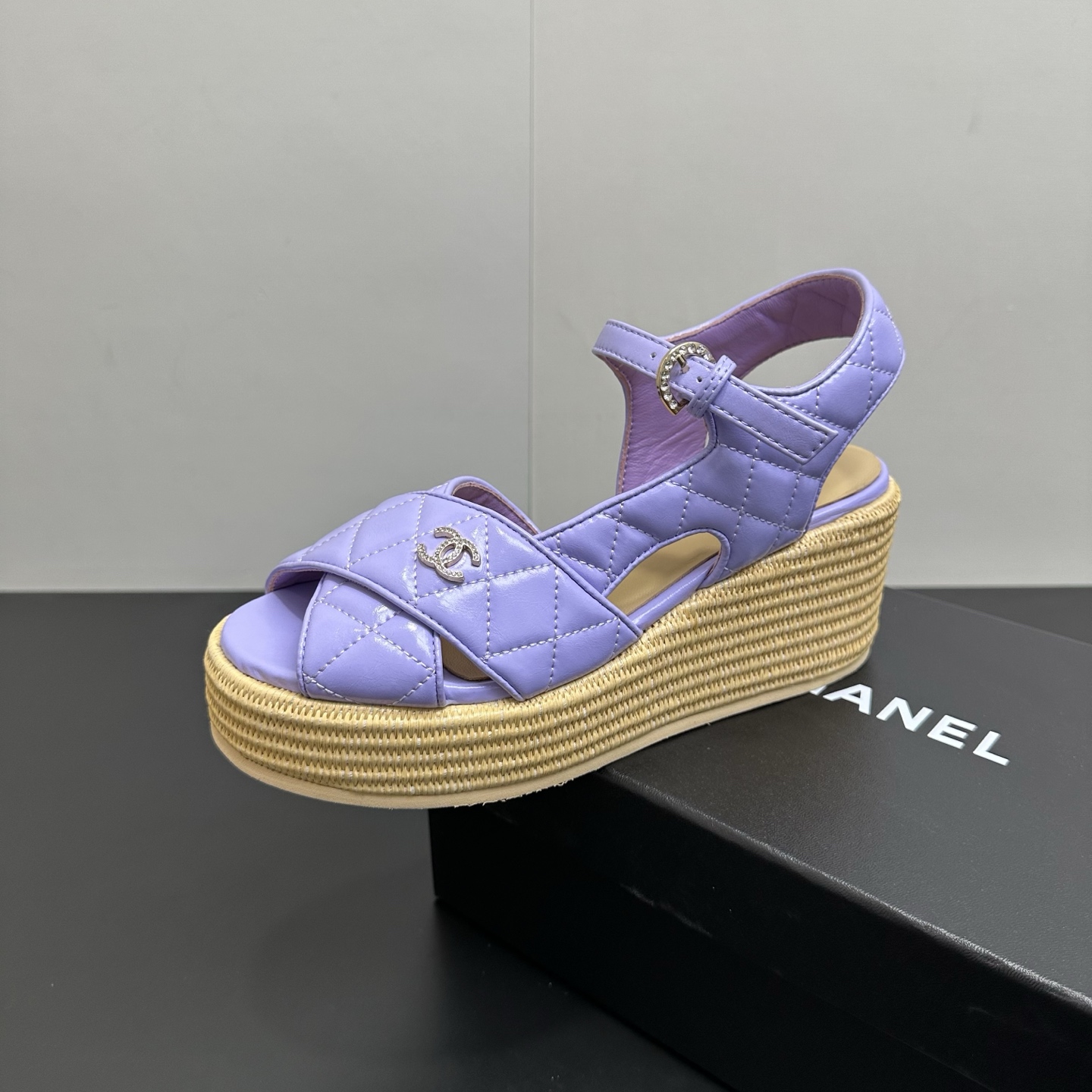 NO:723623,26Ss new summer model Chanel small fragrant wedge heel thick-soled rhombus leather double C diamond buckle cross sandals. This is super suitable for babies who want to have taller legs. It is a blatant and careful trick that turns supermodel legs in seconds. You must arrange it this summer!  Wax leather upper, sheepskin lining, heel height 6.5cm, size 35-39 (40 customized, non-returnable), sandals, chanel, chanel, sandals, sheepskin1986090926Ss夏季新款Chanel香奈儿小香坡跟厚底菱格皮面双C钻扣交叉凉鞋 这款超适合想要显高腿细的宝宝,是明目张胆的小心机 秒变超模腿这个夏天一定要安排上！ 鞋面牛蜡皮 内里羊皮内里 跟高6.5cm 码数35-39（40定制不退换）,凉鞋,chanel,chanel,sandals,sheepskin,Women's Shoes