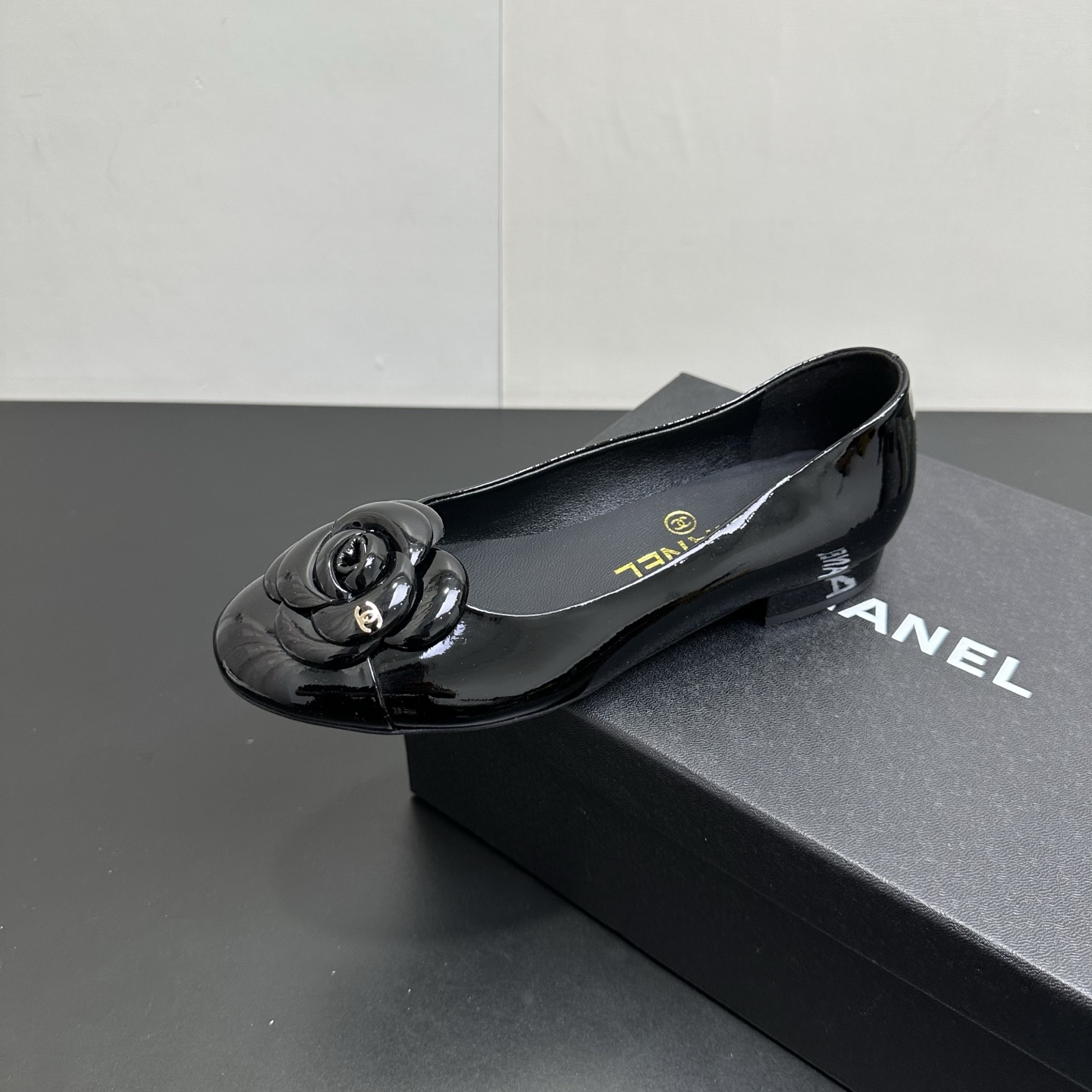 NO:723616,26Ss spring and summer new model Chanel Xiaoxiang camellia stitching flat shoes C family's classic camellia design, gentle style is completely mastered!  Pair it with skirts and trousers, it’s a very versatile style for commuting to work or going on weekend dates!  The feet are really awesome!  Xiaoxiang true fans must deposit!  Each petal is handmade from lambskin. It is unambiguous about the material and pays great attention to texture details. Sheepskin upper, sheepskin lining, 1cm flat heel, Italian genuine leather outsole, size 35-39 (40, 41 custom made, non-returnable), sandals, chanel, chanel, sandals, skirts, sheepskin, Leather soles1986090926Ss春夏新款Chanel小香山茶花拼接平底单鞋 C家经典山茶花设计,温柔风一整个拿捏了！搭配裙装裤子 上班通勤 周末约会 都是异常百搭的款式！上脚真的超仙！小香真爱粉必入款！ 每一片花瓣都是小羊皮手工制作,对于材质毫不含糊,非常注重质感细节的一款. 鞋面羊皮 内里羊皮内里 跟高平跟1cm 鞋底意大利真皮大底 码数35-39（40,41定做不退换）,凉鞋单鞋,chanel,chanel,sandals,skirts,sheepskin,Leather soles,Women's Shoes