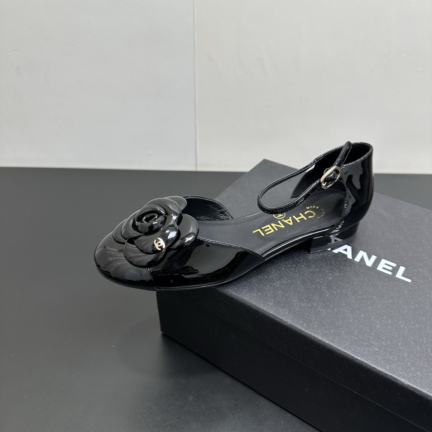 NO:723619,26Ss spring and summer new model Chanel Xiaoxiang camellia stitching flat hollow sandals C family's classic camellia design, gentle style is completely mastered!  Pair it with skirts and trousers, it’s a very versatile style for commuting to work or going on weekend dates!  The feet are really awesome!  Xiaoxiang true fans must deposit!  Each petal is handmade from lambskin. It is unambiguous about the material and pays great attention to texture details. Sheepskin upper, sheepskin lining, 1cm flat heel, Italian genuine leather outsole, size 35-39 (40, 41 custom made, non-returnable), sandals, chanel, chanel, sandals, skirts, sheepskin, Leather soles1986090926Ss春夏新款Chanel小香山茶花拼接平底中空凉鞋 C家经典山茶花设计,温柔风一整个拿捏了！搭配裙装裤子 上班通勤 周末约会 都是异常百搭的款式！上脚真的超仙！小香真爱粉必入款！ 每一片花瓣都是小羊皮手工制作,对于材质毫不含糊,非常注重质感细节的一款. 鞋面羊皮 内里羊皮内里 跟高平跟1cm 鞋底意大利真皮大底 码数35-39（40,41定做不退换）,凉鞋单鞋,chanel,chanel,sandals,skirts,sheepskin,Leather soles,Women's Shoes