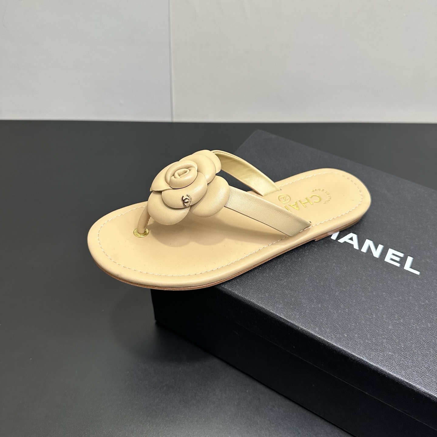 NO:723611,CHANEL Chanel's new summer style camellia thong flip-flops are a must-have for the beach. Many Internet celebrity fashion bloggers have planted grass. A must-have for summer. The summer double-C camellia slippers are versatile and slimming. A slipper with great appearance, it will look great with any combination!  Lazy slippers are worth recommending, sheepskin upper, mixed sheepskin lining, outsole Italian genuine leather outsole Size 35-41 (40 41 customization is not returnable), split-toe shoes, chanel, chanel, slippers, sheepskin, Leather soles19860909CHANEL香奈儿小香风夏季新款山茶花夹脚夹趾人字拖鞋海滩必备款  超多网红时尚博主种草 夏天必备 夏季夹脚双C山茶花拖鞋、百搭显脚瘦气质款,颜值爆棚的一款拖鞋,任意搭配都很绝！懒人拖鞋值得推荐,鞋面羊皮 内里混种羊皮 大底意大利真皮大底Size35-41（40 41定制不退换）,分趾鞋,chanel,chanel,slippers,sheepskin,Leather soles,Women's Shoes