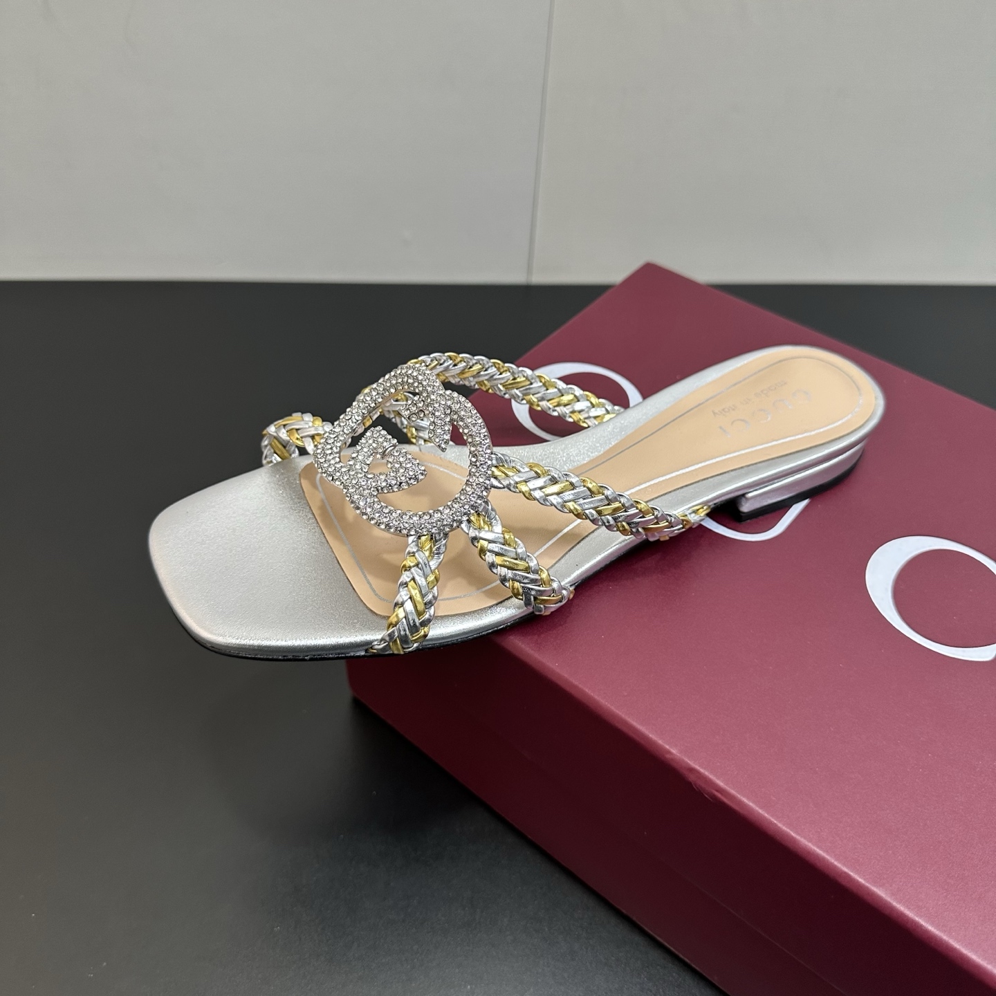 NO:723591,GUCCI Gucci 2026 spring and summer new woven crystal-embellished slippers. G's 'Isa' sandals use straps to form a delicate cage shape, making the feet look more delicate. The golden double 'G' interlocking plaques inlaid with crystals embellish the upper, subtly showing the origin of this shoe. It is recommended to match with an elegant cocktail dress or tailoring. The heel height is 1.5 cm/sandals 8.5cm large leather outsole.  Size 35-41 (40, 41, 42 customized), high heels and slippers, gucci, gucci, sandals, high heels, slippers, skirts, Leather soles19860909GUCCI 古琦古奇2026春夏季 新款编织水晶缀饰拖鞋 G家这款 “Isa” 凉鞋以袢带构成精致笼形,令双足显得更为精致.镶水晶的金色双 “G” 交扣饰牌点缀鞋面,巧妙道出此鞋出身.建议搭配优雅的鸡尾酒连衣裙或精裁服 跟高1.5厘米/凉鞋8.5cm 大底真皮大底 码数35-41（40,41,42定做）,高跟鞋拖鞋,gucci,gucci,sandals,high heels,slippers,skirts,Leather soles,Women's Shoes