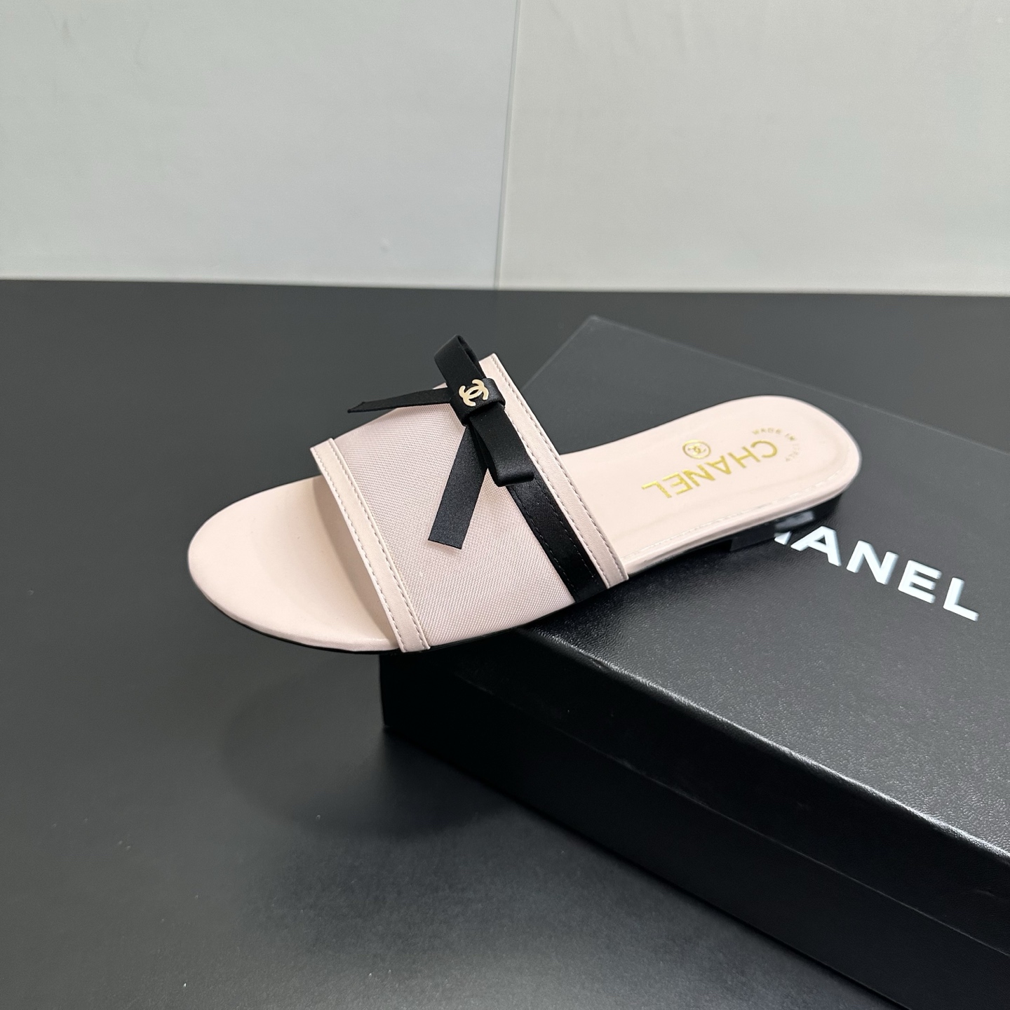 NO:723575,26Ss new Chanel Chanel Xiaoxiang transparent mesh bow one-line sandals. The classic bow and mesh design bring out the atmosphere of a fugitive princess!  The simple one-line belt is combined with transparent mesh, and the bow decoration is exquisite and smart. It instantly unlocks the freshness and refinement of first love when worn on the feet. It exudes charming French elegance in any outfit!  Original custom mesh upper, sheepskin lining, Italian genuine leather outsole, size 35-39 (40, 41 customized, non-returnable), slippers, chanel, chanel, slippers, sheepskin, Leather soles1986090926Ss新款Chanel香奈儿小香透明网纱蝴蝶结一字凉拖鞋 经典蝴蝶结搭配网纱设计,把在逃公主的氛围感拉满！简约一字带糅合通透网纱,蝴蝶结缀饰精致又灵动,上脚瞬间解锁初恋般的清新脱俗,随便一搭都透着迷人的法式优雅！ 鞋面原版定制网纱 内里羊皮 鞋底意大利真皮大底 码数35-39（40、41定制不退换）,拖鞋,chanel,chanel,slippers,sheepskin,Leather soles,Women's Shoes