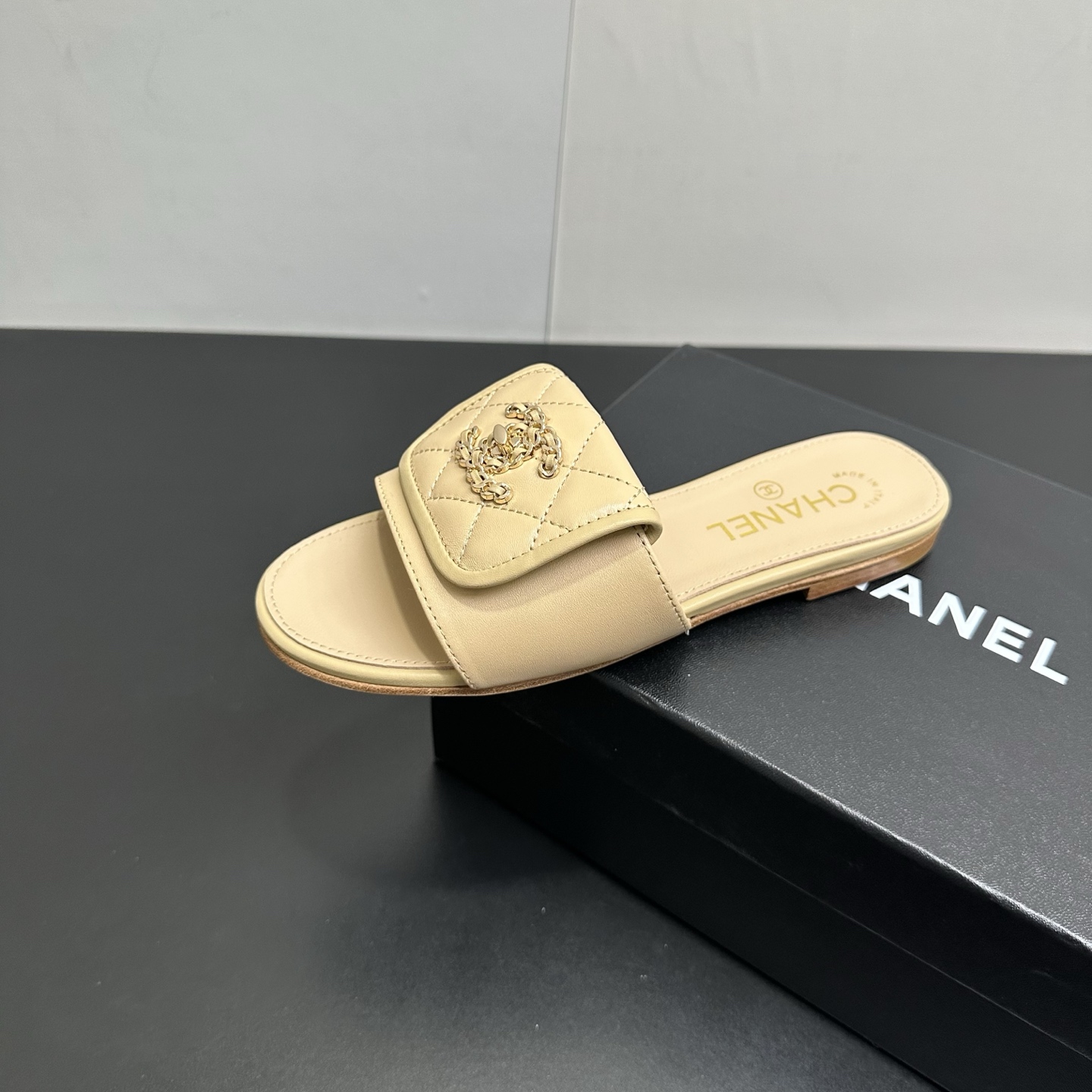 NO:723581,Chanel Chanel 26C new double C cover slippers!  This season's Mi'er looks so good when she drags her feet up, making her feet look huge and slender. They are so gray and so classy!  Upper sheepskin or cloth, inner sheepskin, leather outsole, flat bottom Size: 35-39 (ordered at 40/41), slippers, chanel, chanel, slippers, sheepskin, Leather soles19860909Chanel 香奈儿26C新款双C盖子拖鞋！ 这一季的蜜儿拖上脚太好看了 上脚巨显细长 灰常滴高级！ 鞋面羊皮或布面 内里羊皮 真皮大底 平底 Size:35-39（40/41订）,拖鞋,chanel,chanel,slippers,sheepskin,Leather soles,Women's Shoes
