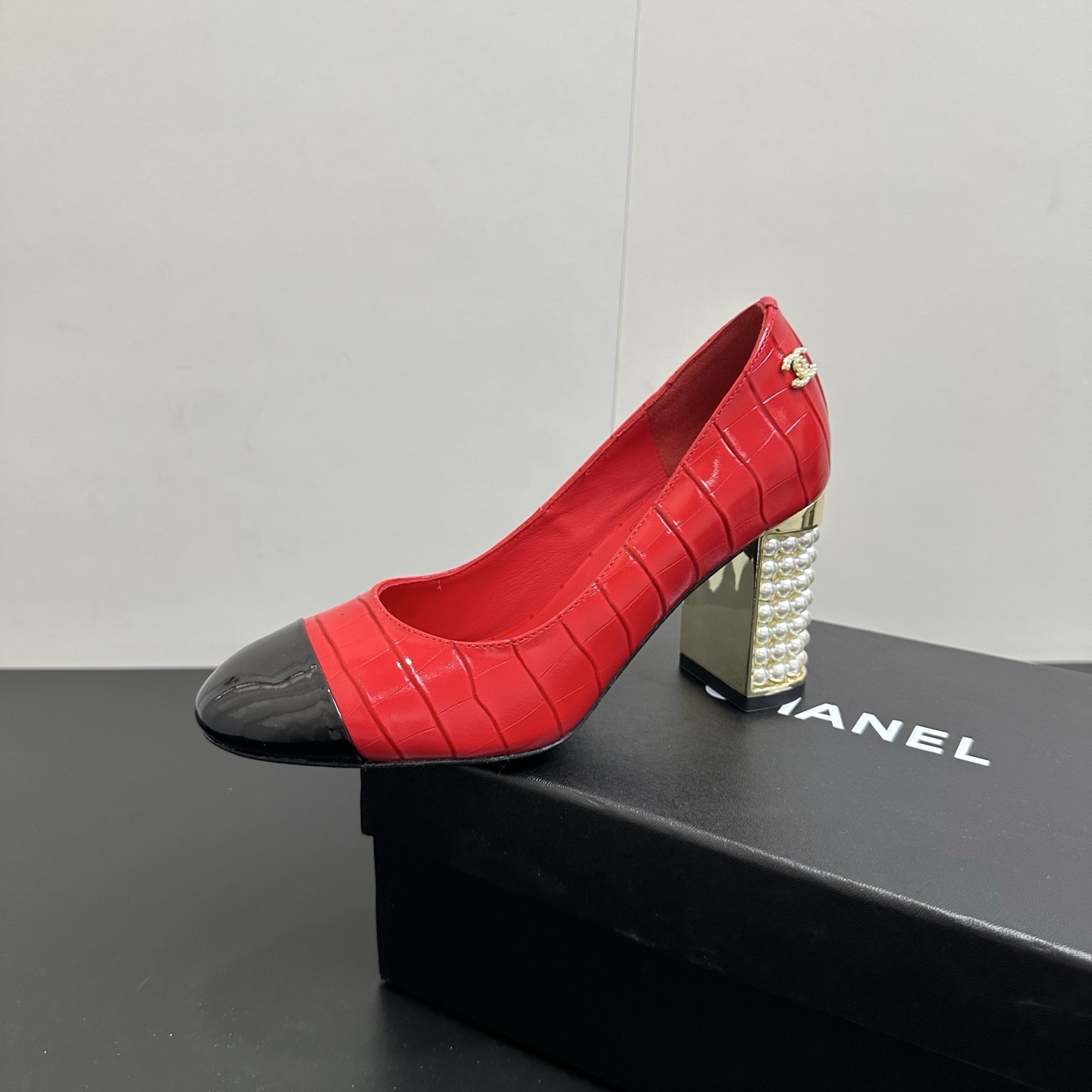 NO:747284,Chanel Chanel high version Xiaoxiang 26 spring new high-heeled flat-soled splicing shoes!  The original version was purchased and developed in domestic Xiaohongshu. It is a hit on all platforms!  Purely handmade and paired with pearl heels, it is retro with a touch of gentleness. It looks great with any skirt in spring!  Counter packaging fabrics are customized mixed stone pattern crocodile pattern sheepskin, imported soft sheepskin lining, Italian genuine leather outsole, heel height 2cm/8cm. Size 35～39 (set at 40.41), high-heeled shoes, chanel, chanel, high heels, skirts, sheepskin, Leather soles19860909Chanel香奈儿高版本小香26春款新款 高跟平底拼接单鞋！原版购入开发 国内小红书 各平台爆款！纯手工制作 搭配珍珠跟,复古中带有一丝温柔,春天搭配任意裙子美美哒！ 专柜包装面料定制混种石头纹鳄鱼纹羊皮,内里进口柔软羊皮,意大利真皮大底,跟高2cm/8cm.Size35～39（40.41定）,高跟鞋单鞋,chanel,chanel,high heels,skirts,sheepskin,Leather soles,Women's Shoes