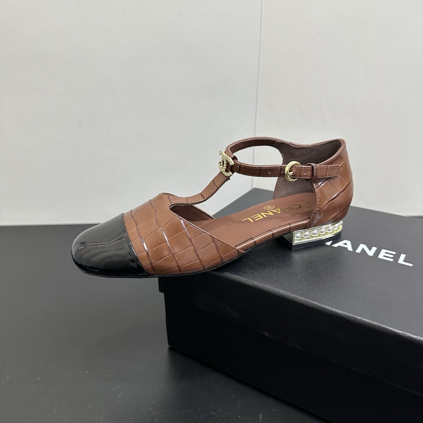 NO:747272,Chanel Chanel high version Xiaoxiang 26 spring new high-heeled flat-soled spliced ​​hollow sandals!  The original version was purchased and developed in domestic Xiaohongshu. It is a hit on all platforms!  Purely handmade and paired with pearl heels, it is retro with a touch of gentleness. It looks great with any skirt in spring!  The counter packaging fabric is custom-made hybrid stone pattern crocodile pattern sheepskin, imported soft sheepskin lining, Italian genuine leather outsole, heel height 2cm/8cm. Size 35～39 (40.41 fixed), sandals, chanel, chanel, sandals, skirts, sheepskin, Leather soles19860909Chanel香奈儿高版本小香26春款新款 高跟平底拼接中空凉鞋！原版购入开发 国内小红书 各平台爆款！纯手工制作 搭配珍珠跟,复古中带有一丝温柔,春天搭配任意裙子美美哒！ 专柜包装面料定制混种石头纹鳄鱼纹羊皮,内里进口柔软羊皮,意大利真皮大底,跟高2cm/8cm.Size35～39（40.41定）,凉鞋,chanel,chanel,sandals,skirts,sheepskin,Leather soles,Women's Shoes