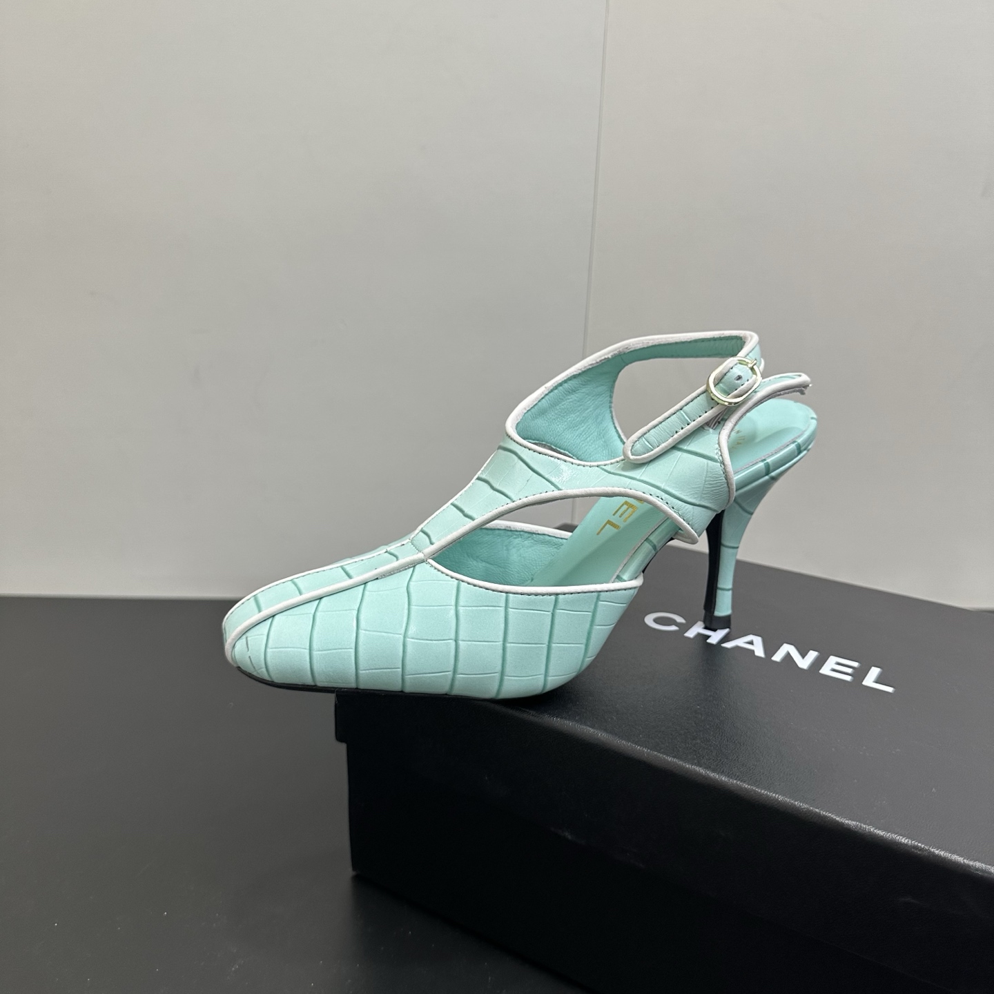 NO:747276,Chanel Chanel high version Xiaoxiang 26 spring new high-heeled stitching back hollow sandals!  The original version was purchased and developed in domestic Xiaohongshu. It is a hit on all platforms!  Purely handmade and paired with pearl heels, it is retro with a touch of gentleness. It looks great with any skirt in spring!  The counter packaging fabric is customized mixed stone pattern crocodile pattern sheepskin, imported soft sheepskin lining, Italian genuine leather outsole, heel height 9cm. Size 35～39 (40.41 fixed), sandals, chanel, chanel, sandals, skirts, sheepskin, Leather soles19860909Chanel香奈儿高版本小香26春款新款 高跟拼接后空凉鞋！原版购入开发 国内小红书 各平台爆款！纯手工制作 搭配珍珠跟,复古中带有一丝温柔,春天搭配任意裙子美美哒！ 专柜包装面料定制混种石头纹鳄鱼纹羊皮,内里进口柔软羊皮,意大利真皮大底,跟高9cm.Size35～39（40.41定）,凉鞋,chanel,chanel,sandals,skirts,sheepskin,Leather soles,Women's Shoes