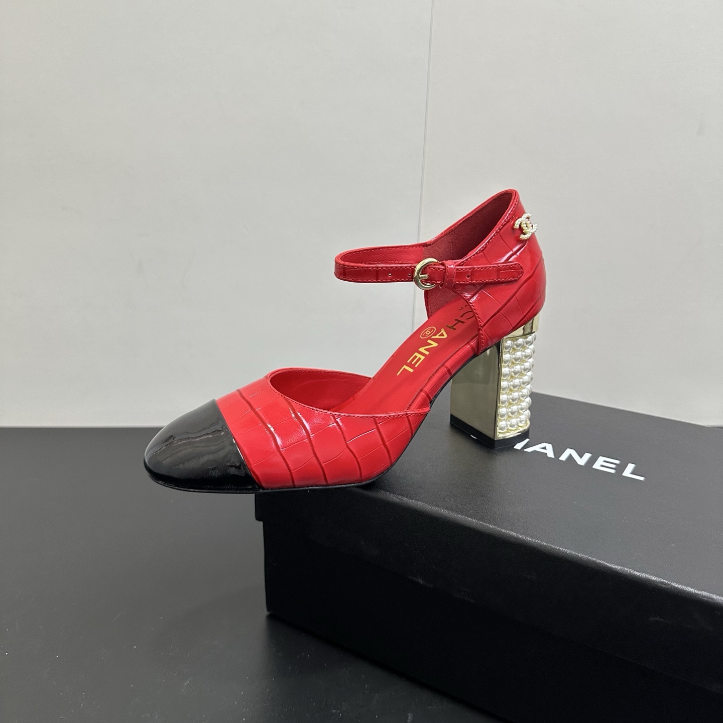 NO:747281,Chanel Chanel high version Xiaoxiang 26 spring new high-heeled flat-soled spliced ​​hollow sandals!  The original version was purchased and developed in domestic Xiaohongshu. It is a hit on all platforms!  Purely handmade and paired with pearl heels, it is retro with a touch of gentleness. It looks great with any skirt in spring!  The counter packaging fabric is custom-made hybrid stone pattern crocodile pattern sheepskin, imported soft sheepskin lining, Italian genuine leather outsole, heel height 2cm/8cm. Size 35～39 (40.41 fixed), sandals, chanel, chanel, sandals, skirts, sheepskin, Leather soles19860909Chanel香奈儿高版本小香26春款新款 高跟平底拼接中空凉鞋！原版购入开发 国内小红书 各平台爆款！纯手工制作 搭配珍珠跟,复古中带有一丝温柔,春天搭配任意裙子美美哒！ 专柜包装面料定制混种石头纹鳄鱼纹羊皮,内里进口柔软羊皮,意大利真皮大底,跟高2cm/8cm.Size35～39（40.41定）,凉鞋,chanel,chanel,sandals,skirts,sheepskin,Leather soles,Women's Shoes