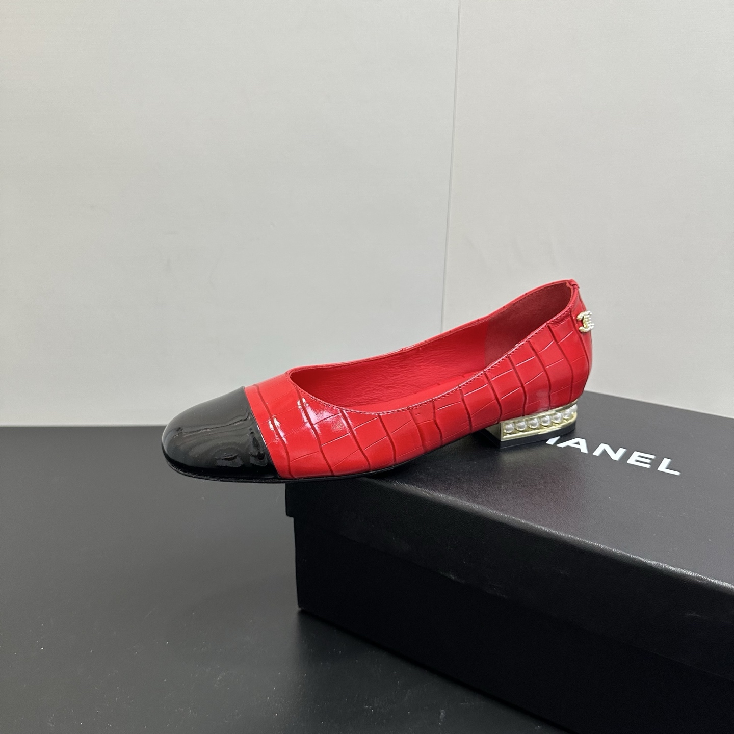 NO:747266,Chanel Chanel high version Xiaoxiang 26 spring new high-heeled flat-soled splicing shoes!  The original version was purchased and developed in domestic Xiaohongshu. It is a hit on all platforms!  Purely handmade and paired with pearl heels, it is retro with a touch of gentleness. It looks great with any skirt in spring!  Counter packaging fabrics are customized mixed stone pattern crocodile pattern sheepskin, imported soft sheepskin lining, Italian genuine leather outsole, heel height 2cm/8cm. Size 35～39 (40.41 fixed), single shoes, chanel, chanel, skirts, sheepskin, Leather soles19860909Chanel香奈儿高版本小香26春款新款 高跟平底拼接单鞋！原版购入开发 国内小红书 各平台爆款！纯手工制作 搭配珍珠跟,复古中带有一丝温柔,春天搭配任意裙子美美哒！ 专柜包装面料定制混种石头纹鳄鱼纹羊皮,内里进口柔软羊皮,意大利真皮大底,跟高2cm/8cm.Size35～39（40.41定）,单鞋,chanel,chanel,skirts,sheepskin,Leather soles,Women's Shoes