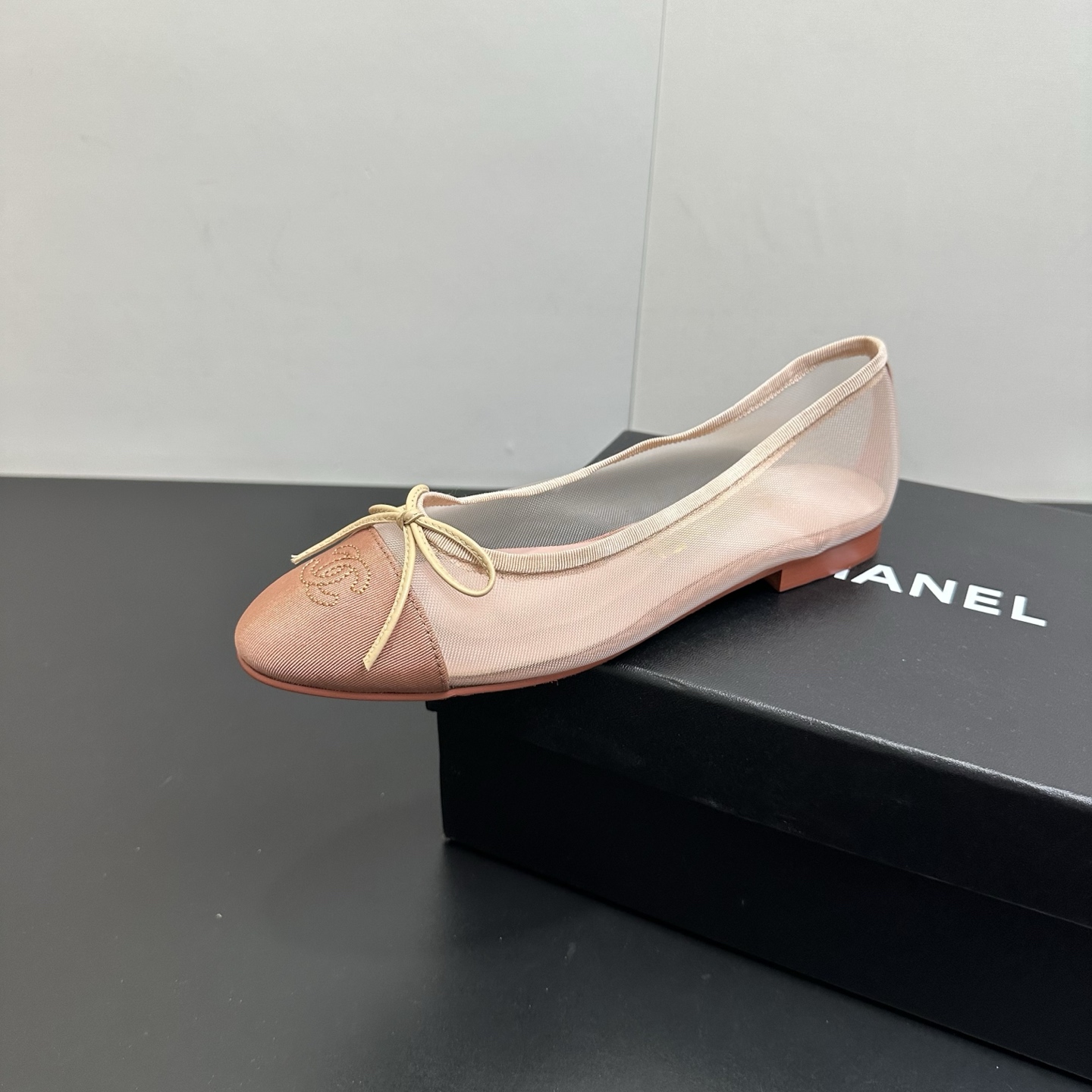 NO:747269,Chanel Chanel top quality transparent mesh ballet shoes, flat shoes, fashionable items, timeless classics, maintaining elegance. Exquisite style, stars, Internet celebrities can be seen everywhere on the feet, luxury, popular original copy that will never fade, upper mesh + original cloth, lining sheepskin, sole leather bottom, code number 35-39 (34 40 41 42 43 custom-made, non-returnable), single shoes, chanel, chanel, sheepskin19860909chanel小香香奈儿顶级货透明网纱芭蕾舞鞋 平底单鞋 时尚单品 永恒的经典保持高雅.精美的风格 明星 网红上脚随处可见 奢华 永不褪去的流行原版复制 鞋面网纱+原版布面 内里羊皮 鞋底真皮底 码数35-39（34 40 41 42 43定做不退换）,单鞋,chanel,chanel,sheepskin,Women's Shoes