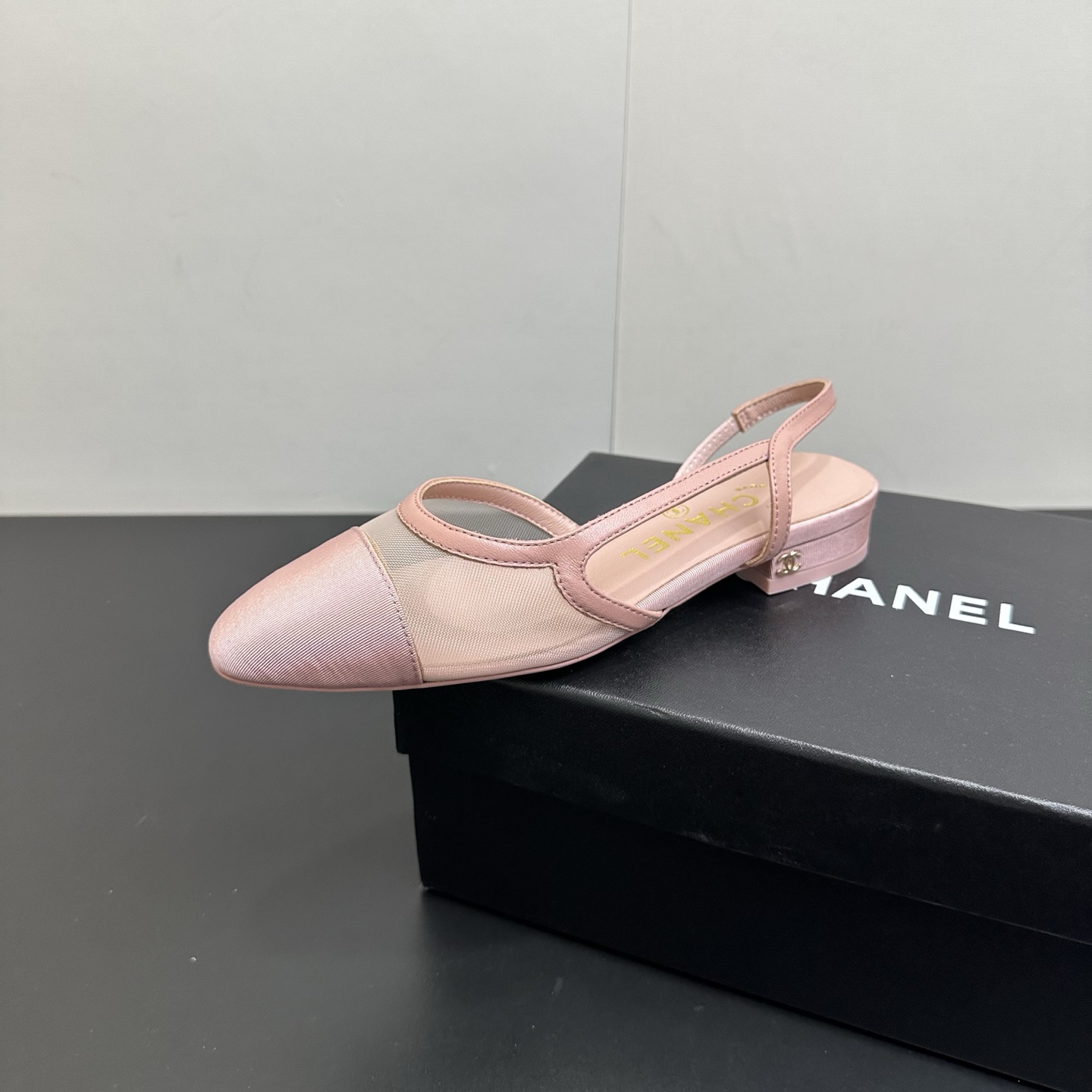 NO:747262,Chanel Chanel Xiaoxiang style classic color-blocked sandals, a new color in the summer counter, this single product continues the classic Xiaoxiang characteristics...Versatile fashionable runway shoes, newly upgraded lasts, exclusive custom hardware buckles, original mold opening Xiaoxiang full series, available all year round, stable shipments ——————- The upper is made of original transparent mesh fabric, very comfortable on the feet. Top-quality Italian leather outsole. High heels 9cm/6.5cm/2cm.  Size 35～39 (34 40 41 42 43 customized, non-refundable and non-exchangeable), high heels and sandals, chanel, chanel, sandals, high heels, Leather soles19860909Chanel 香奈儿小香风经典拼色凉鞋,夏季专柜新色,这款单品延续经典小香特色...百搭时尚单鞋走秀款,全新升级楦头 ,独家订制五金扣 、原版开模 小香全系列 、一年四季都有货、出货稳定  ———————-  鞋面透明网纱原版布面,上脚非常舒适 意大利顶级真皮大底 高跟9cm/6.5cm/2cm 码数35～39（34 40 41 42 43定做不退不换）,高跟鞋凉鞋,chanel,chanel,sandals,high heels,Leather soles,Women's Shoes