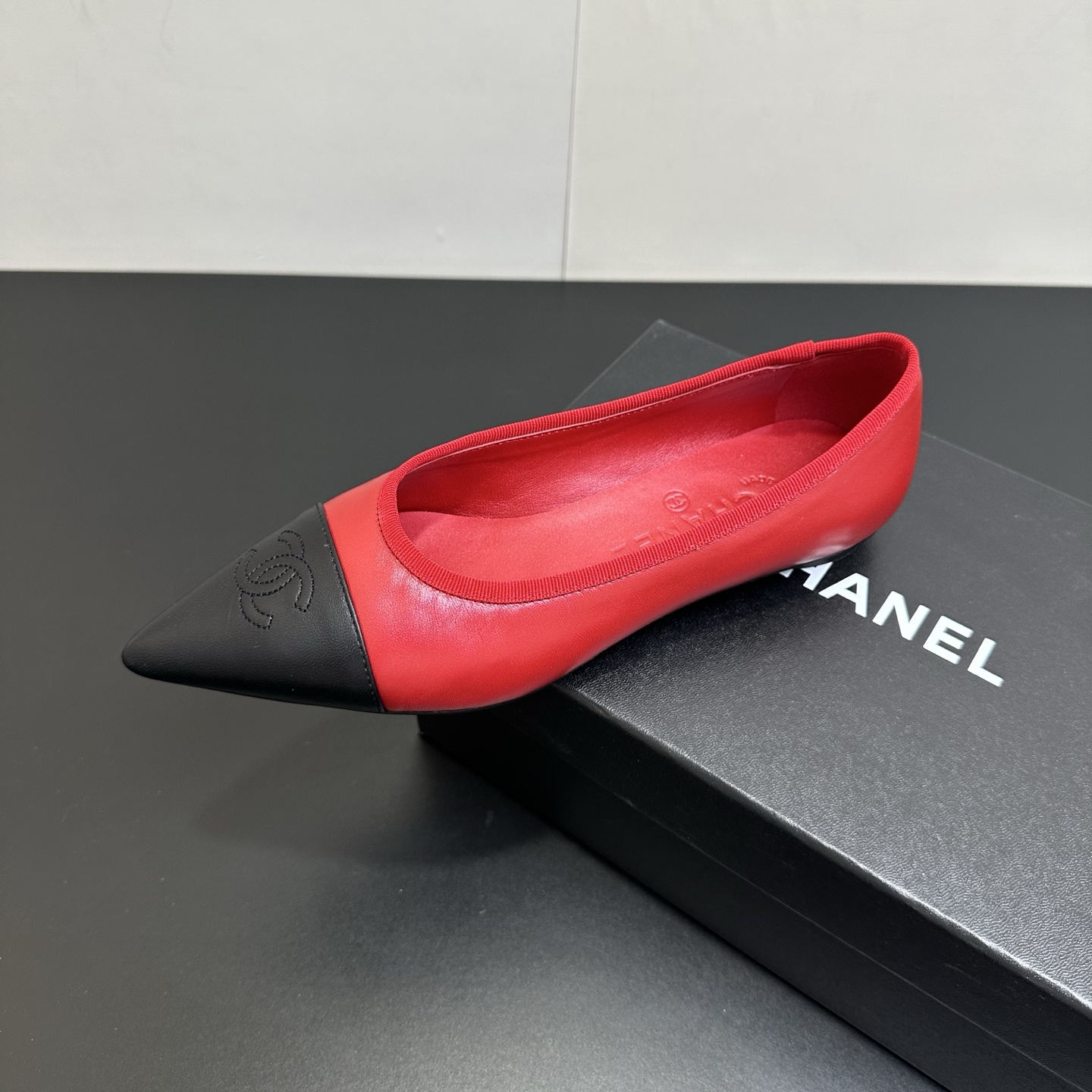 NO:747291,Early spring new model Chanel 26K pointed toe flat-soled spliced shoes. Classic double C one-strap comfortable flat shoes. Classic color pointed toe. Chanel's high-end sense always impresses people. It looks like a simple style, but it is inexplicably high-end on the feet. It is full of fashion. Sheepskin upper, sheepskin lining, high heel, Italian genuine leather outsole.  Size 35-39 (40. Customized, non-refundable), single shoes, chanel, chanel, sheepskin, Leather soles19860909早春新款Chanel 26K 尖头平底拼接单鞋 经典双C一字带舒适平底单鞋 经典配色尖头 香家高级感这块总让人大写的服气 看起来简单的款式 但上脚就莫名很高级 时尚感满满 鞋面羊皮 内里垫脚羊皮 跟高 鞋底意大利真皮大底 码数35-39（40.定做不退换）,单鞋,chanel,chanel,sheepskin,Leather soles,Women's Shoes