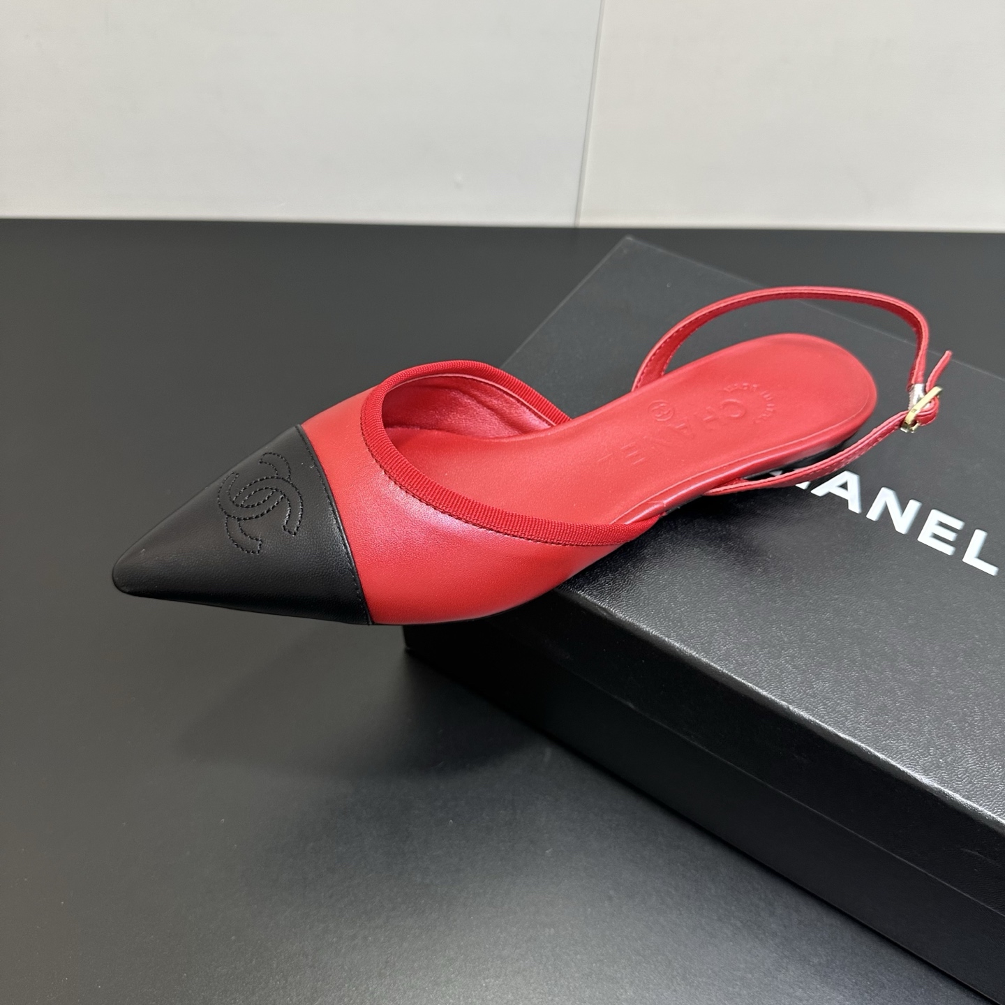 NO:747288,26ss spring and summer new Chanel Chanel small fragrant pointed toe double color block flat sandals with classic double C buckles. Pointed toe design: elegant and slimming, elongating the leg line, sweet and cute, adding feminine charm. High heel design: tall and slimming, showing elegant temperament, versatile and durable, suitable for various occasions. Paired with professional attire, showing the elegance and ability of working women. Paired with evening dress, become the focus of the audience. Paired with a dress, show the romantic and feminine side. Paired with jeans, you can easily control the casual style.  Whether it is daily commuting or attending a party, it allows you to cope easily and show elegance. Sheepskin upper, cow leather lining, heel height 1cm, Italian genuine leather outsole, size 35-39 (40.41.42.43 large size customization, non-refundable), sandals, chanel, chanel, sandals, skirts, jeans, cowhide, sheepskin, Leather soles1986090926ss春夏新款Chanel香奈儿 小香尖头双拼色后带平底凉鞋经典双C扣 尖头设计:优雅显瘦,拉长腿部线条,甜美可爱,增添女性魅力高跟设计:显高显瘦,展现优雅气质百搭耐看,适合各种场合 搭配职业装,展现职场女性的优雅与干练搭配晚礼服,成为全场焦点 搭配连衣裙,展现浪漫柔美的一面搭配牛仔裤,轻松驾驭休闲风格 无论是日常通勤还是参加派对,它都能让你轻松应对,展现优雅气质 鞋面羊皮 内里垫脚牛皮 跟高1cm 鞋底意大利真皮大底 码数35-39（40.41.42.43大码定做不退换）,凉鞋,chanel,chanel,sandals,skirts,jeans,cowhide,sheepskin,Leather soles,Women's Shoes